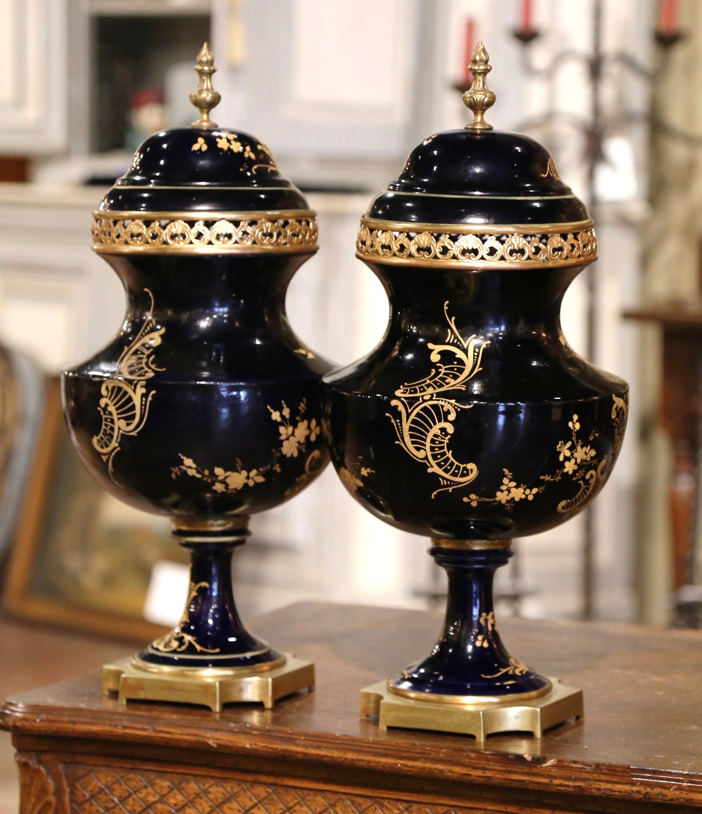 Paire d'urnes couvertes en porcelaine bleu royal et bronze de Sèvres du 19e siècle en vente 2