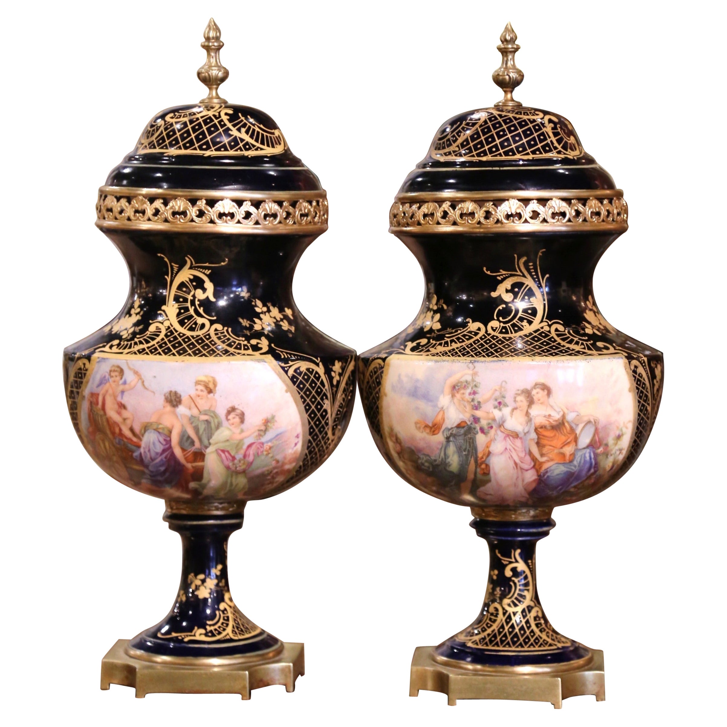 Pareja de urnas francesas del siglo XIX de porcelana azul real de Sevres y cubiertas de bronce