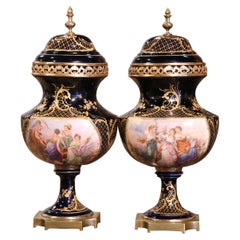 Pareja de urnas francesas del siglo XIX de porcelana azul real de Sevres y cubiertas de bronce