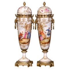 Paire d'urnes en porcelaine et bronze de style Sèvres du 19ème siècle peintes à la main