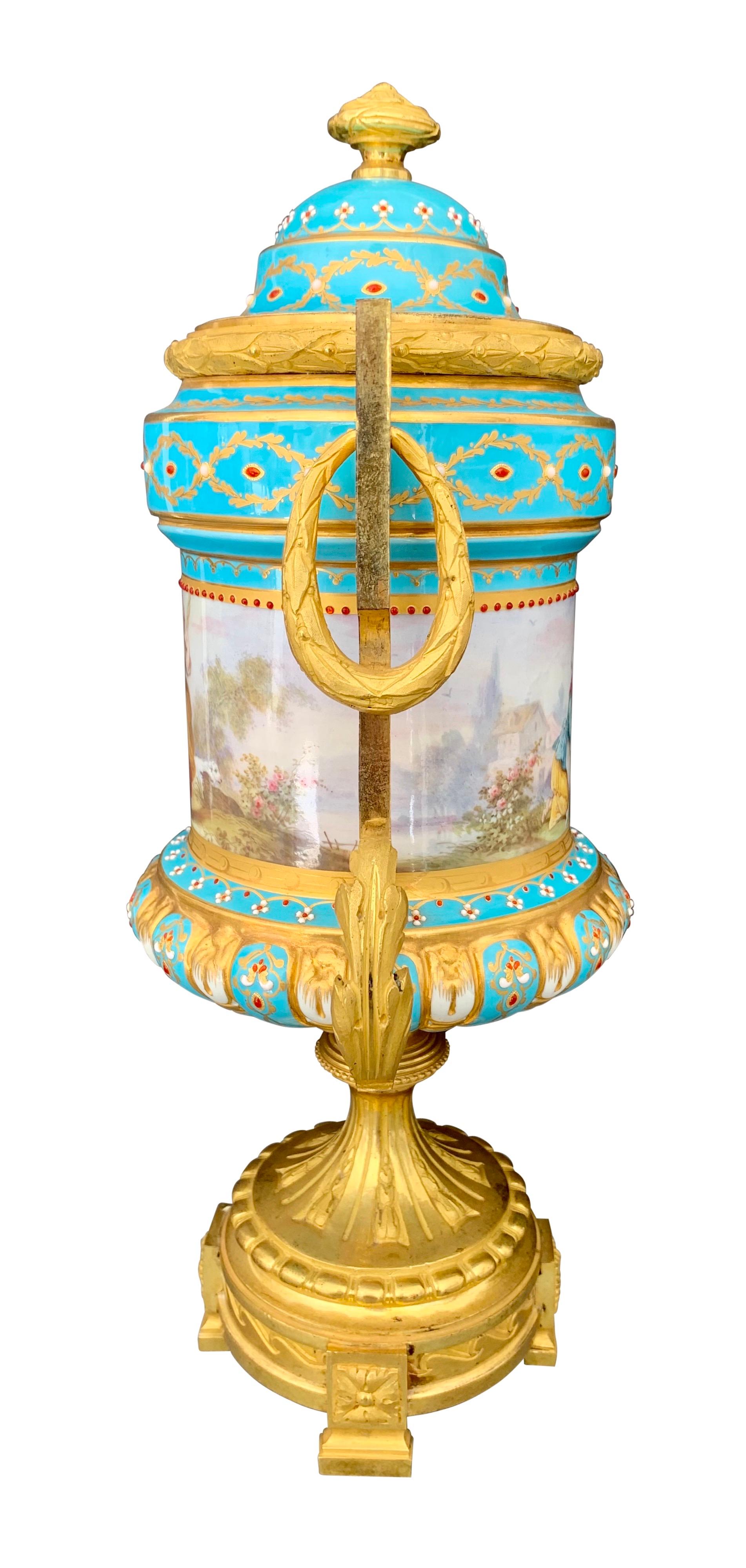 Peint à la main Paire d'urnes/vases en porcelaine de style Sèvres du 19ème siècle, ornées de bijoux en vente