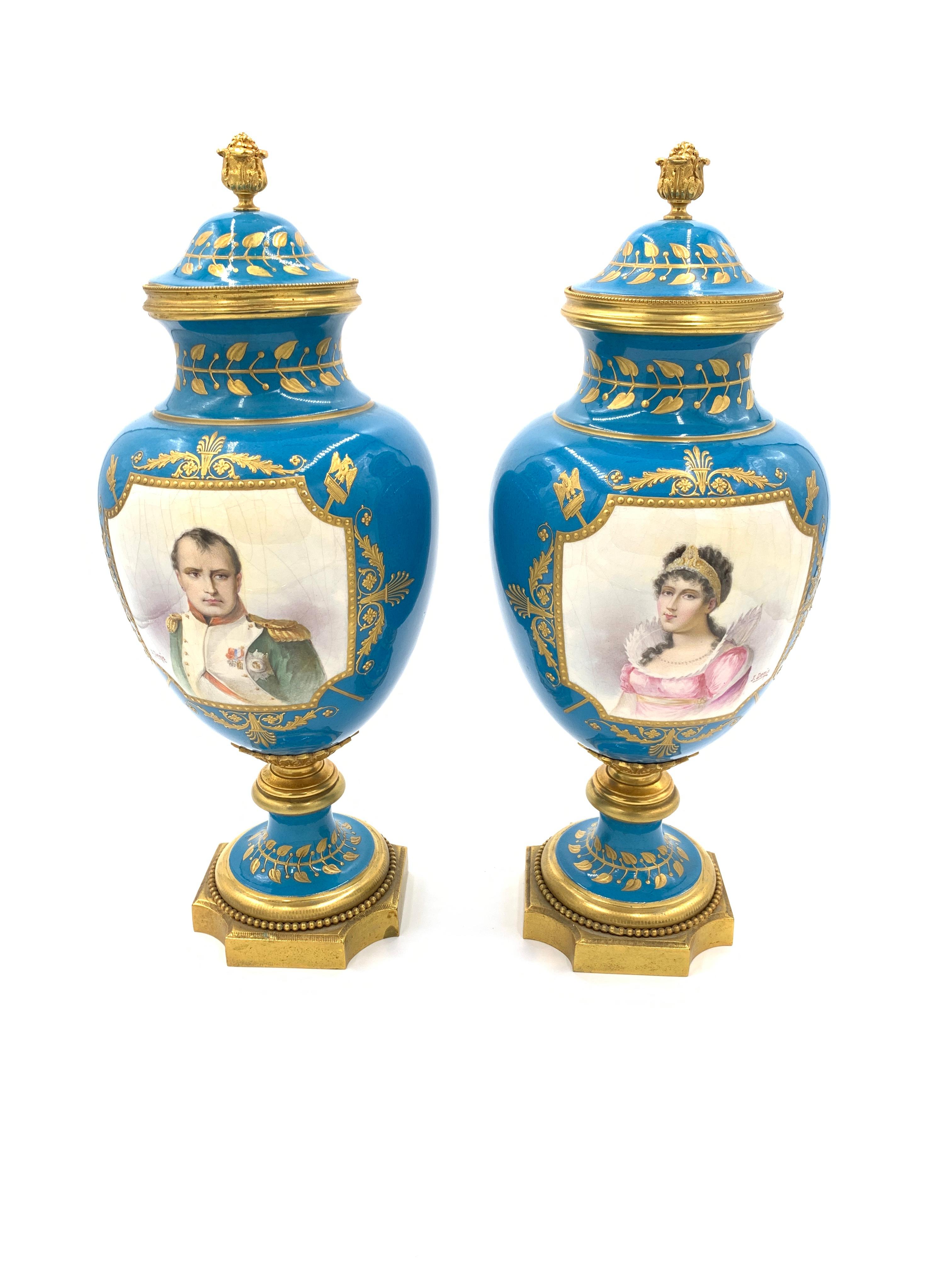 Magnifique paire de vases bleu ciel de style Sèvres, l'avant des vases représente Napoléon Bonaparte et son épouse Joséphine Bonaparte (Impératrice Joséphine), les deux portraits sont signés par l'artiste J.Denis, l'arrière des vases représente deux