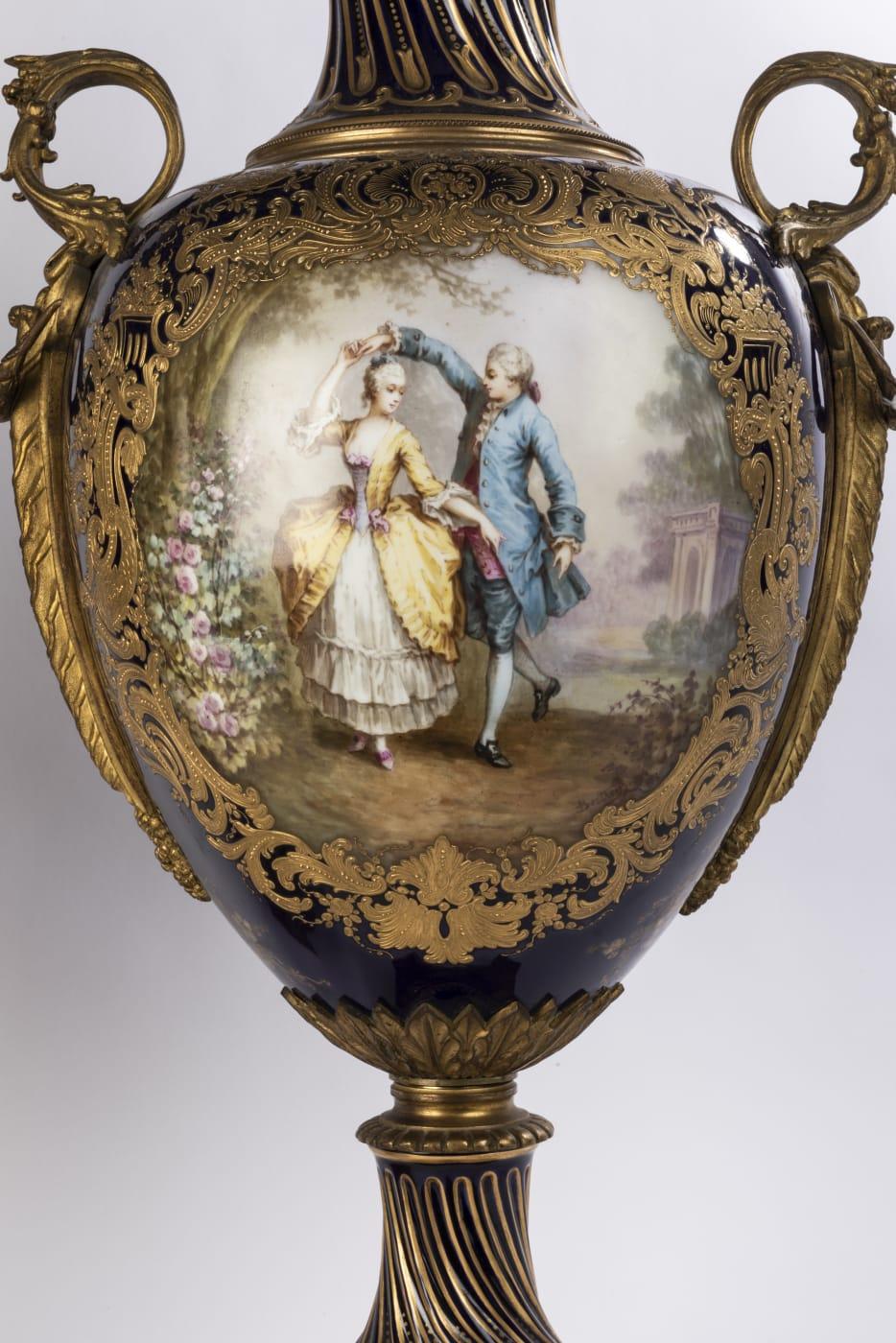 Paar französische Vasen im Sevres-Stil des 19. Jahrhunderts (Porzellan) im Angebot