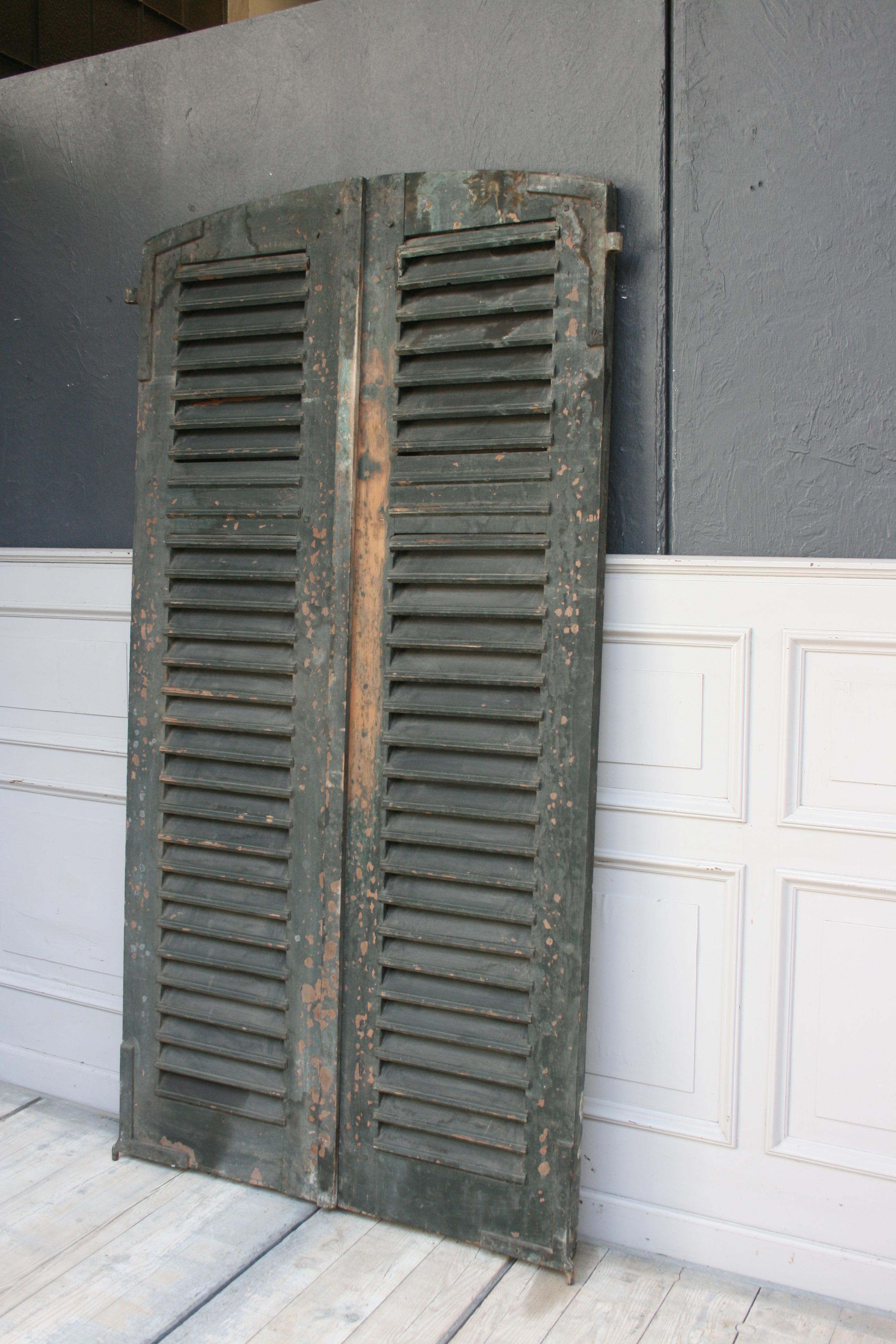 Pair of 19th Century French Shutters with Original Paint In Good Condition For Sale In Dusseldorf, DE