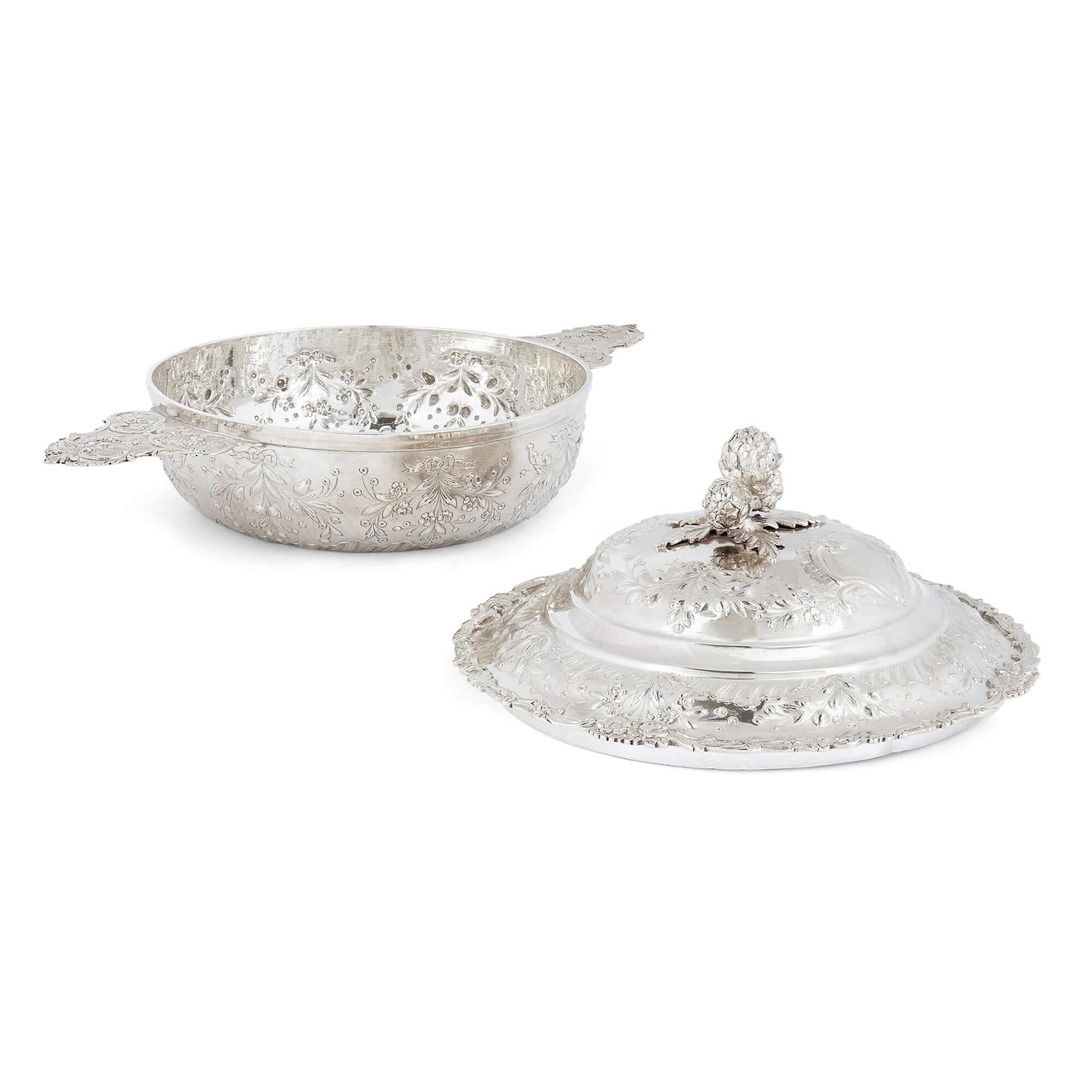Paar französische Écuelle aus Silber des 19. Jahrhunderts von Delaire  (Rokoko) im Angebot