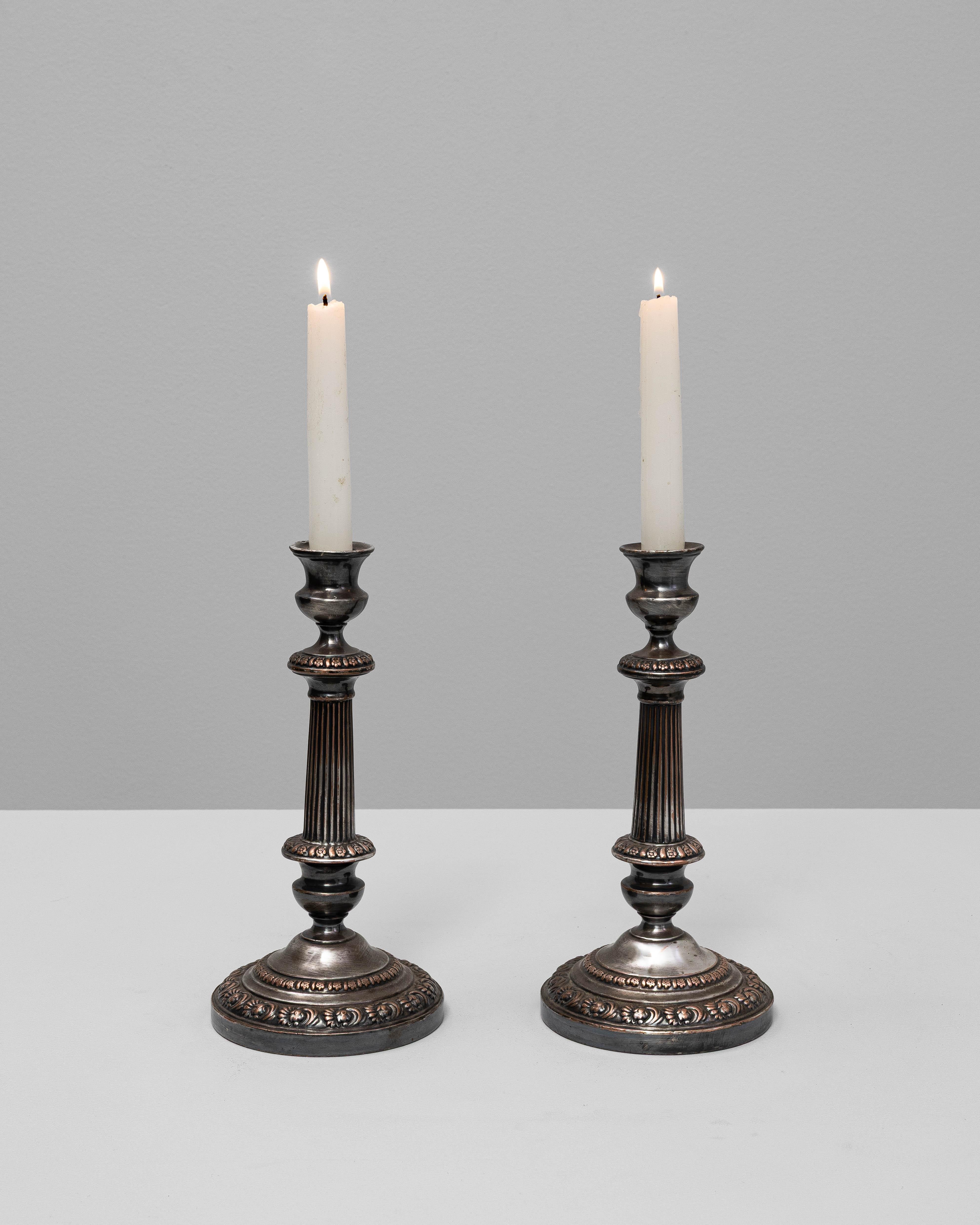 Coppia di portacandele francesi del XIX secolo placcati in argento in vendita 1