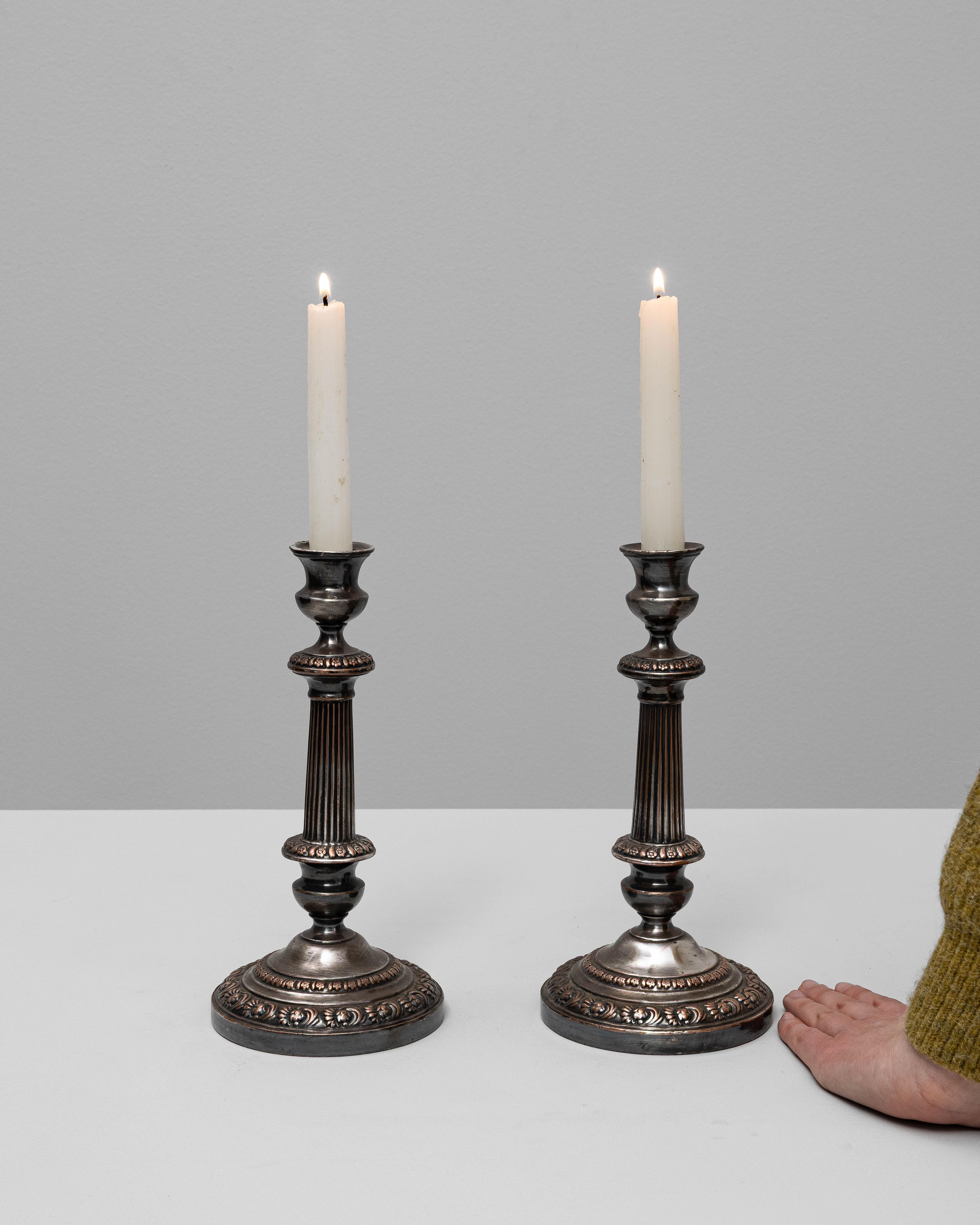 Coppia di portacandele francesi del XIX secolo placcati in argento in vendita 2