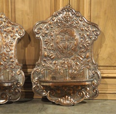 Pareja de candelabros de pared de 3 luces franceses del siglo XIX chapados en plata y con repujado de cobre