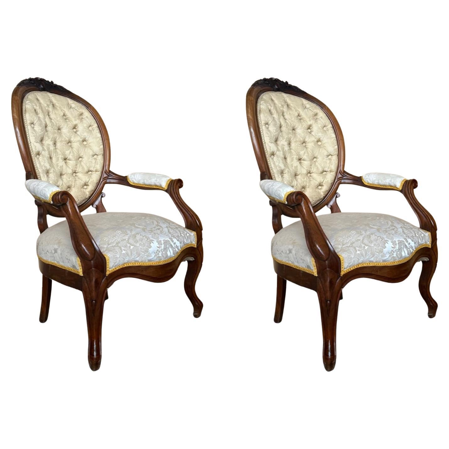Nous avons des chaises et un canapé assortis

Paire de fauteuils en noyer Louis XVI du 19ème siècle ~ fauteuils est vraiment un classique intemporel ! Avec des dossiers ovales incurvés et des sièges généreux, l'ensemble  offre un confort surprenant,