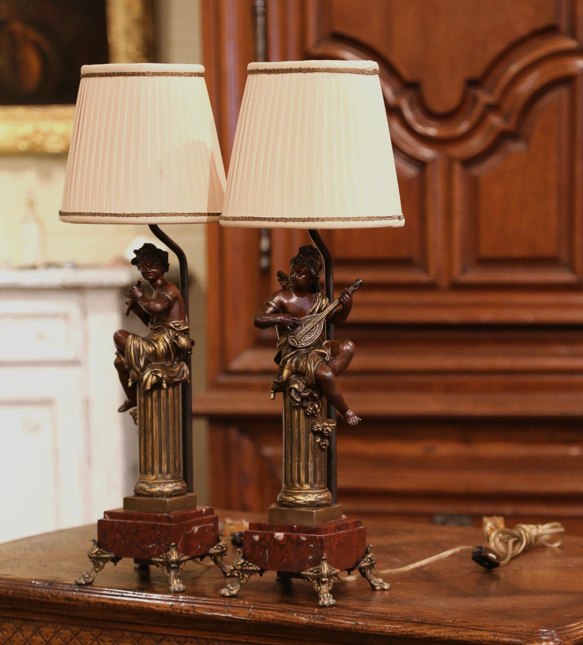 Néoclassique Paire de lampes de table de musiciens en métal doré avec chérubin sur socle en marbre, datant du 19ème siècle