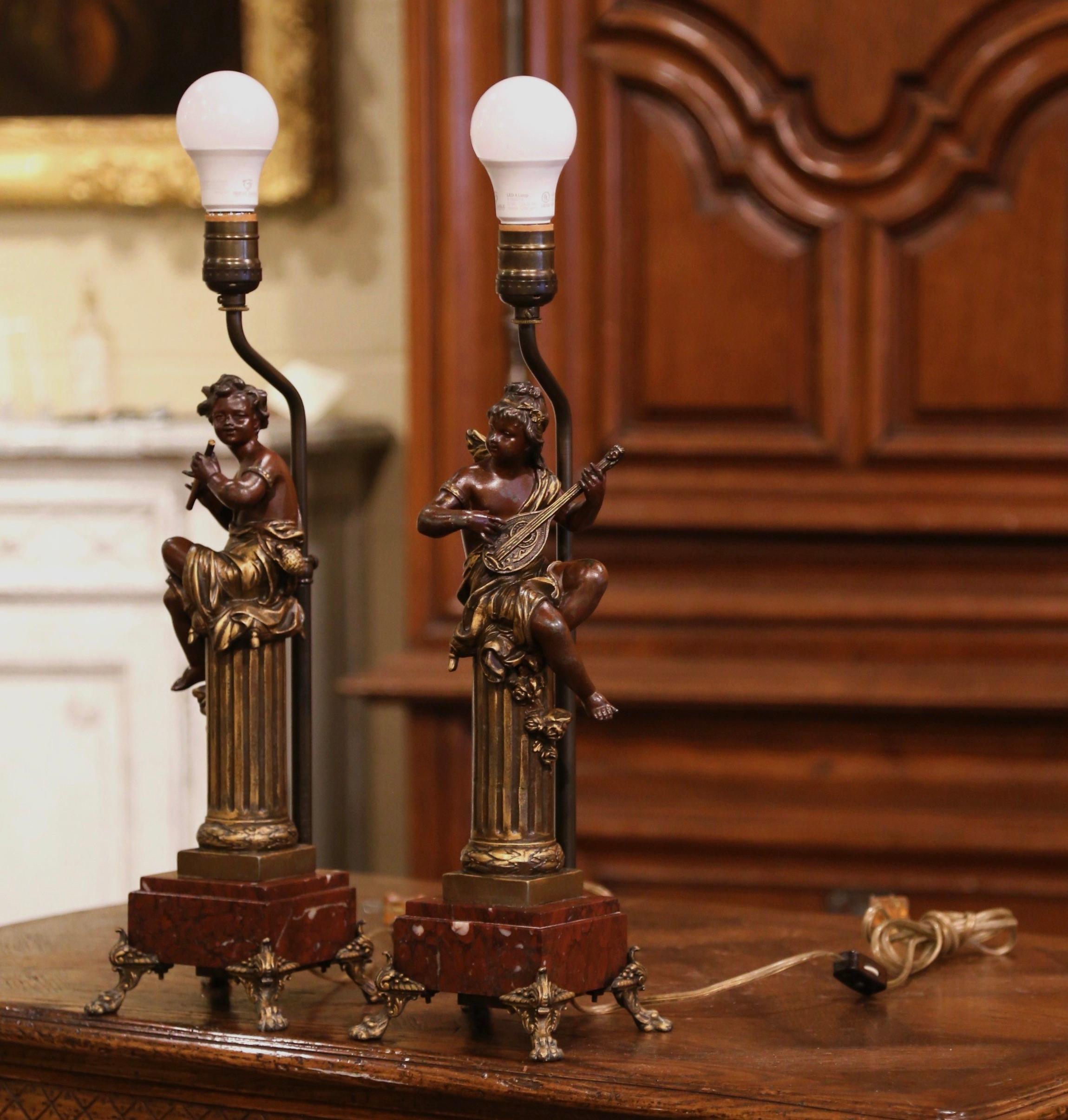 Français Paire de lampes de table de musiciens en métal doré avec chérubin sur socle en marbre, datant du 19ème siècle
