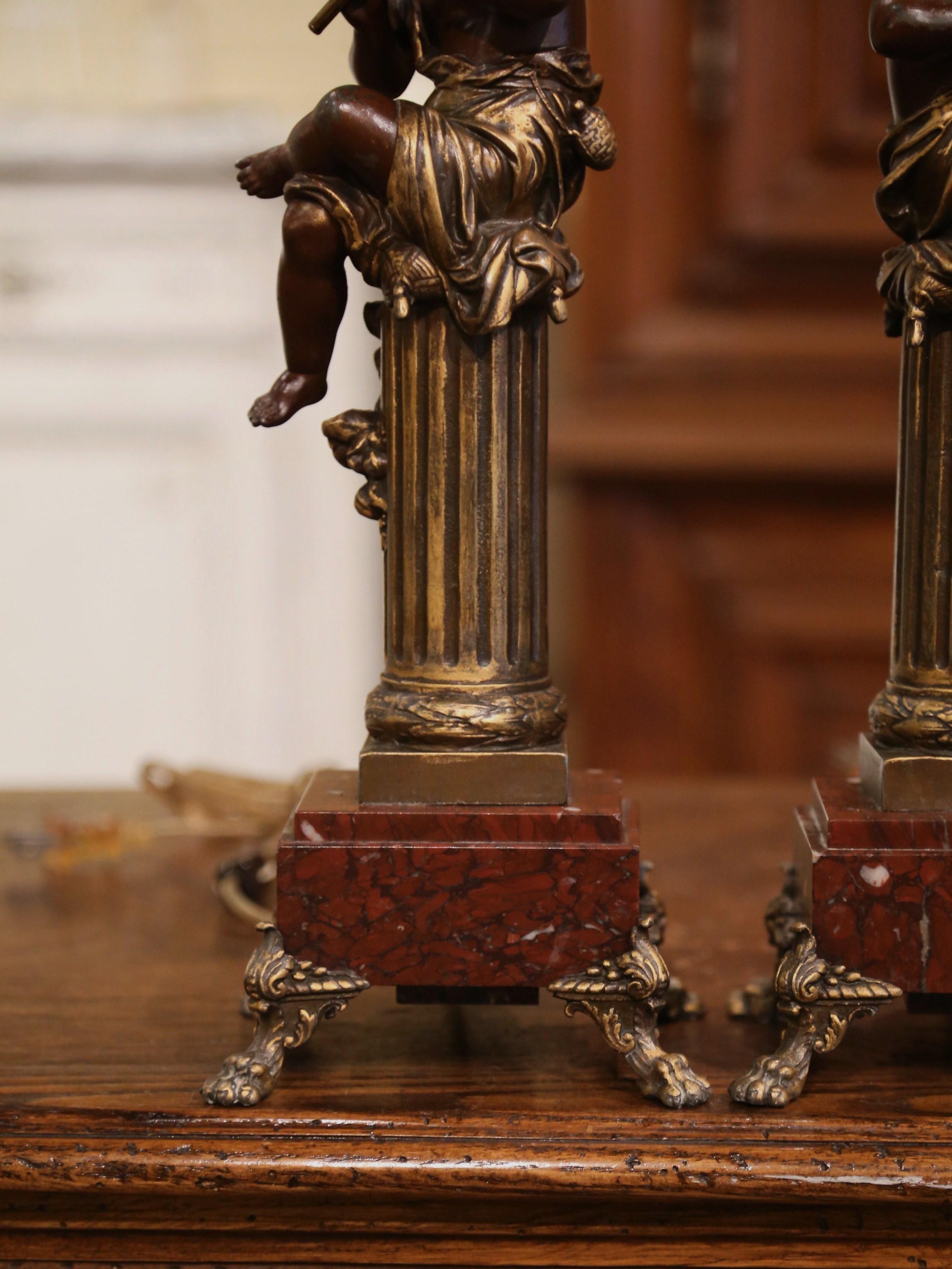 Laiton Paire de lampes de table de musiciens en métal doré avec chérubin sur socle en marbre, datant du 19ème siècle