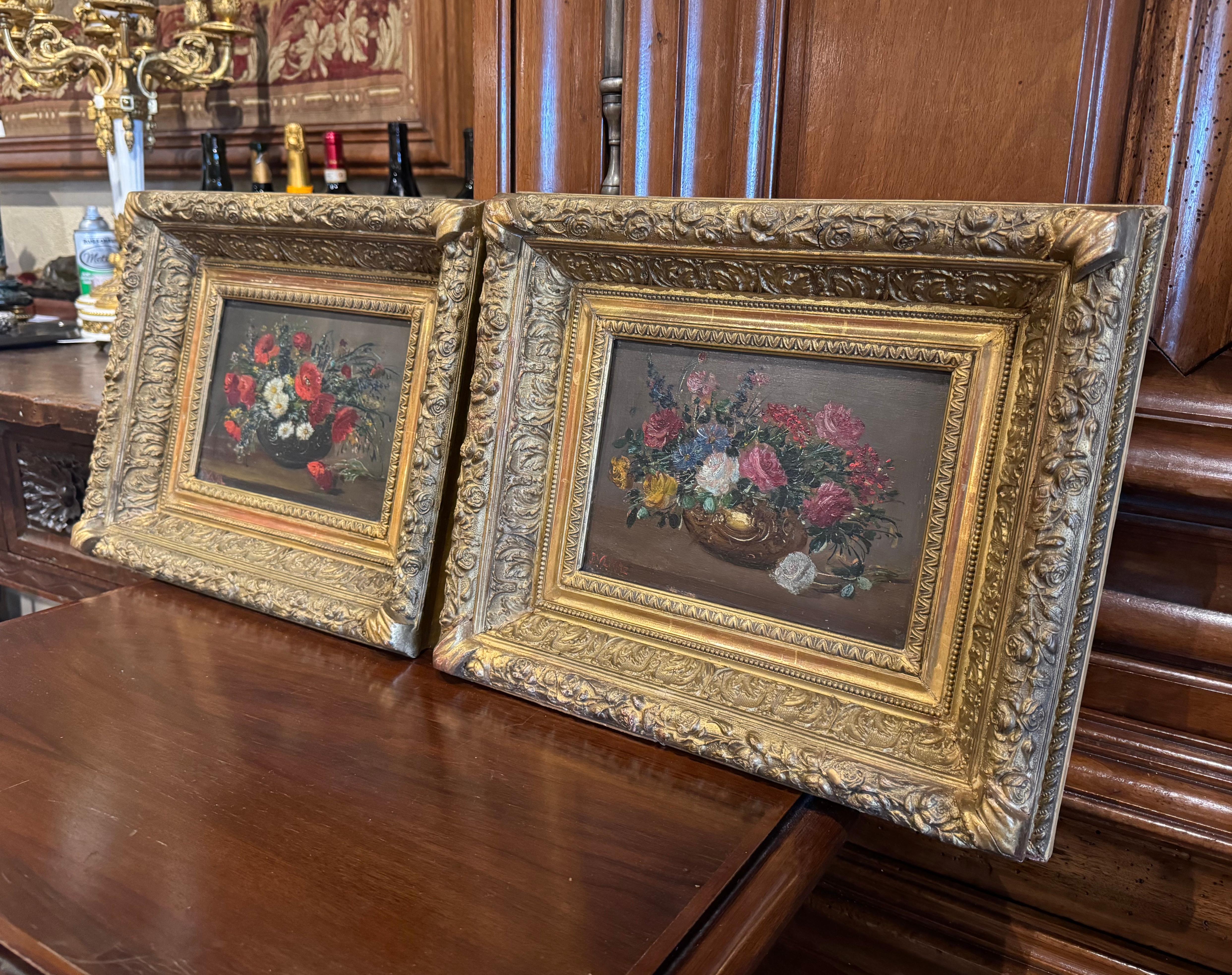 Bringen Sie Farbe in Ihr Zuhause mit diesem eleganten Paar antiker Blumenbilder. Die Kunstwerke wurden um 1870 in Frankreich angefertigt und sind in geschnitzte, vergoldete Rahmen gefasst. Jede bunte Leinwand zeigt einen eleganten Blumenstrauß. Die