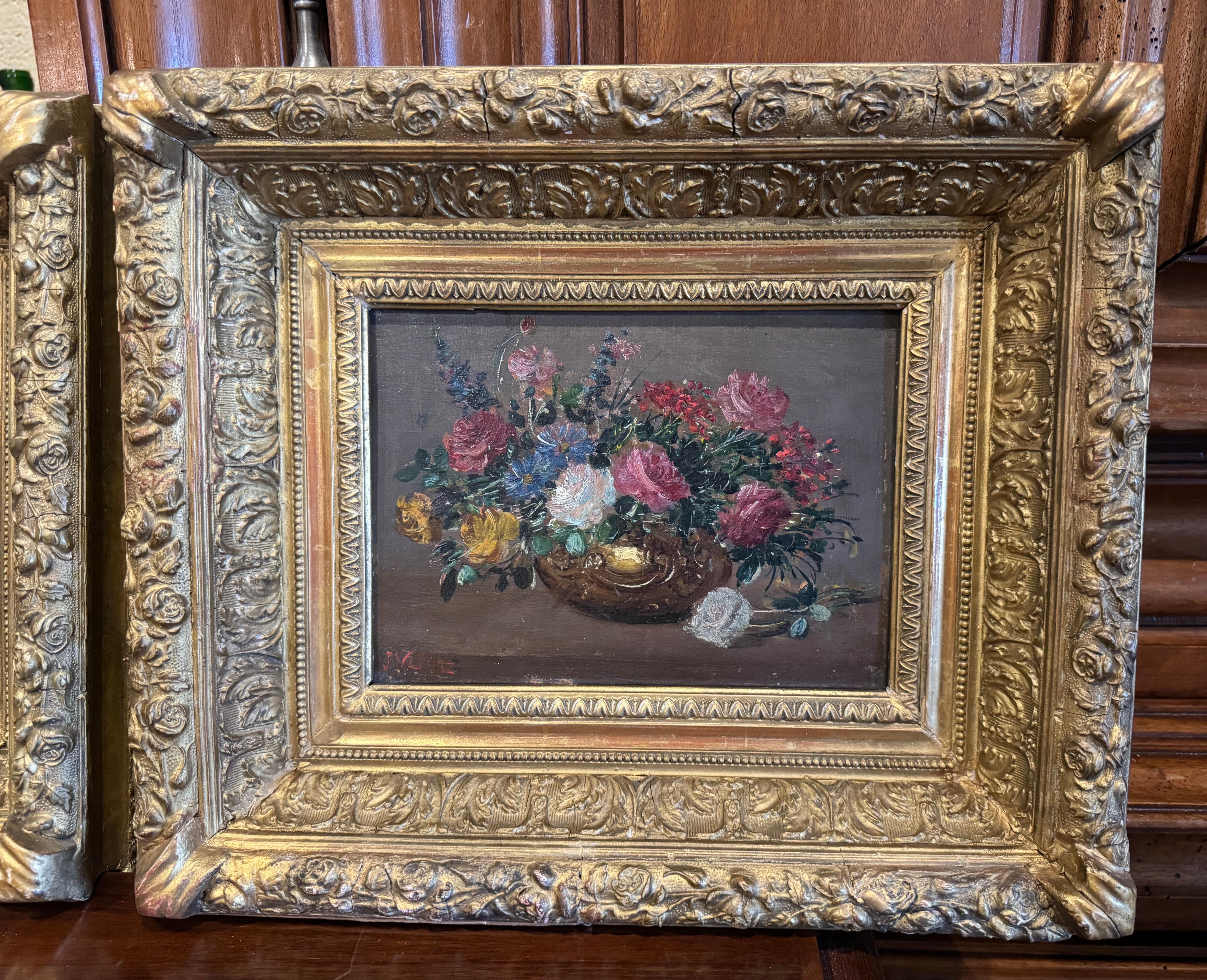 Paar französische Stillleben-Blumengemälde des 19. Jahrhunderts in geschnitzten vergoldeten Rahmen (Geschnitzt) im Angebot