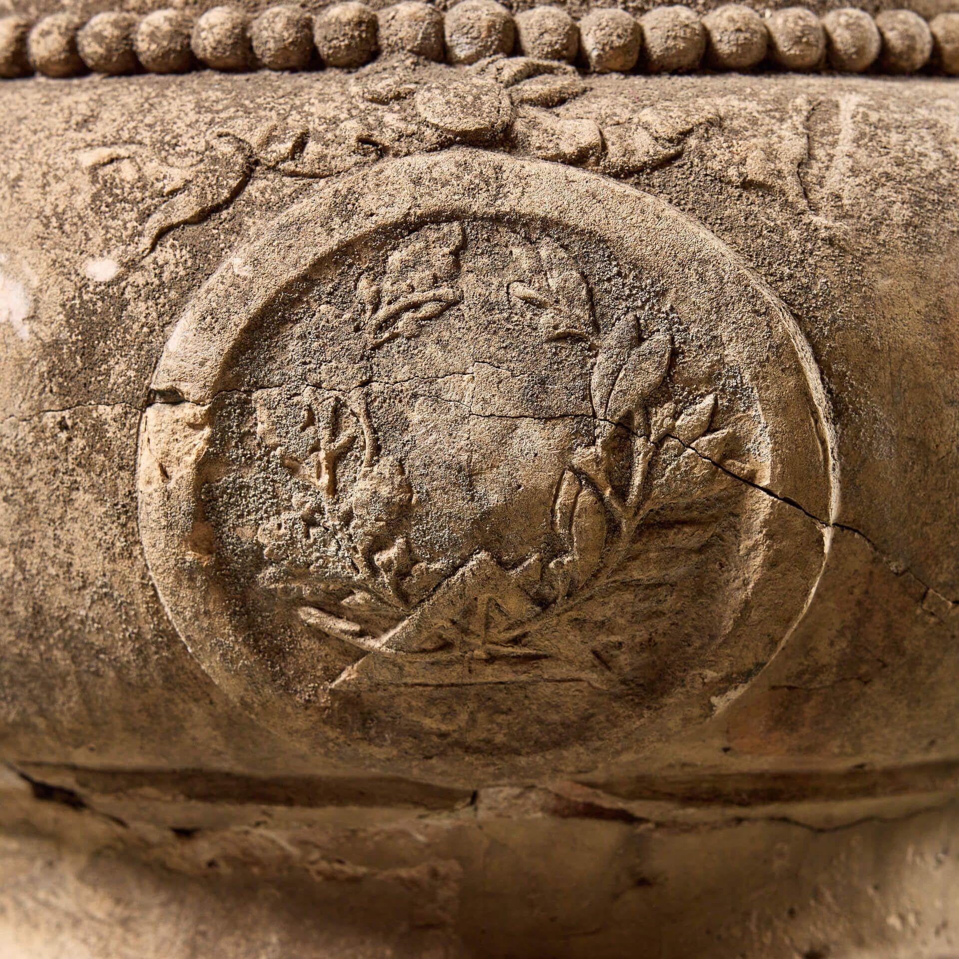 Paire d'urnes françaises en terre cuite du 19ème siècle d'après Claude Ballin État moyen - En vente à Wormelow, Herefordshire