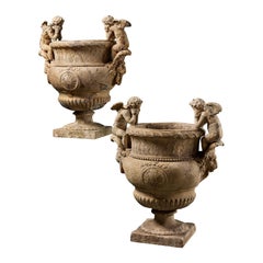Pareja de urnas francesas de terracota del siglo XIX según Claude Ballin
