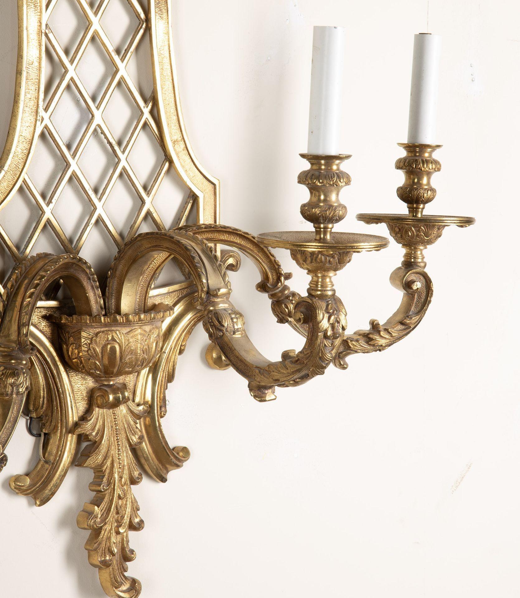 Paire d'appliques murales en laiton à trois bras de style Louis XVI du 19e siècle. Avec un treillis orné.