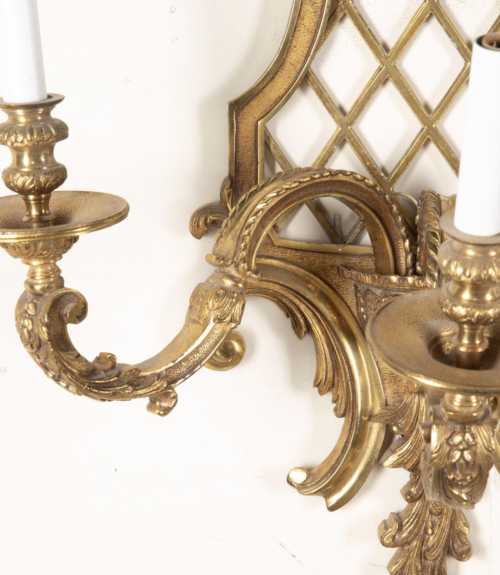 Louis XVI Paire d'appliques murales françaises en laiton à trois bras du 19e siècle en vente