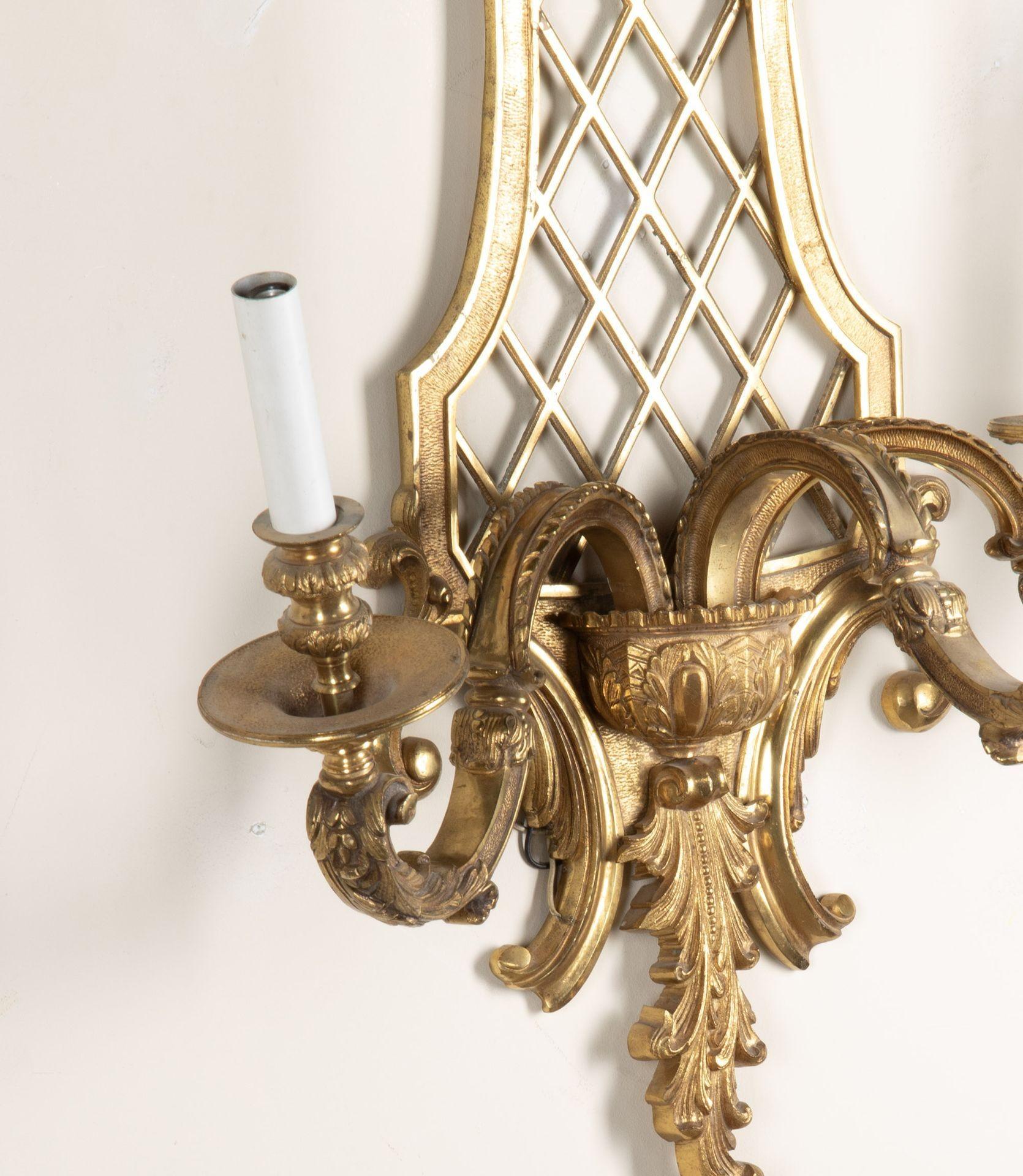 Paire d'appliques murales françaises en laiton à trois bras du 19e siècle Bon état - En vente à Gloucestershire, GB