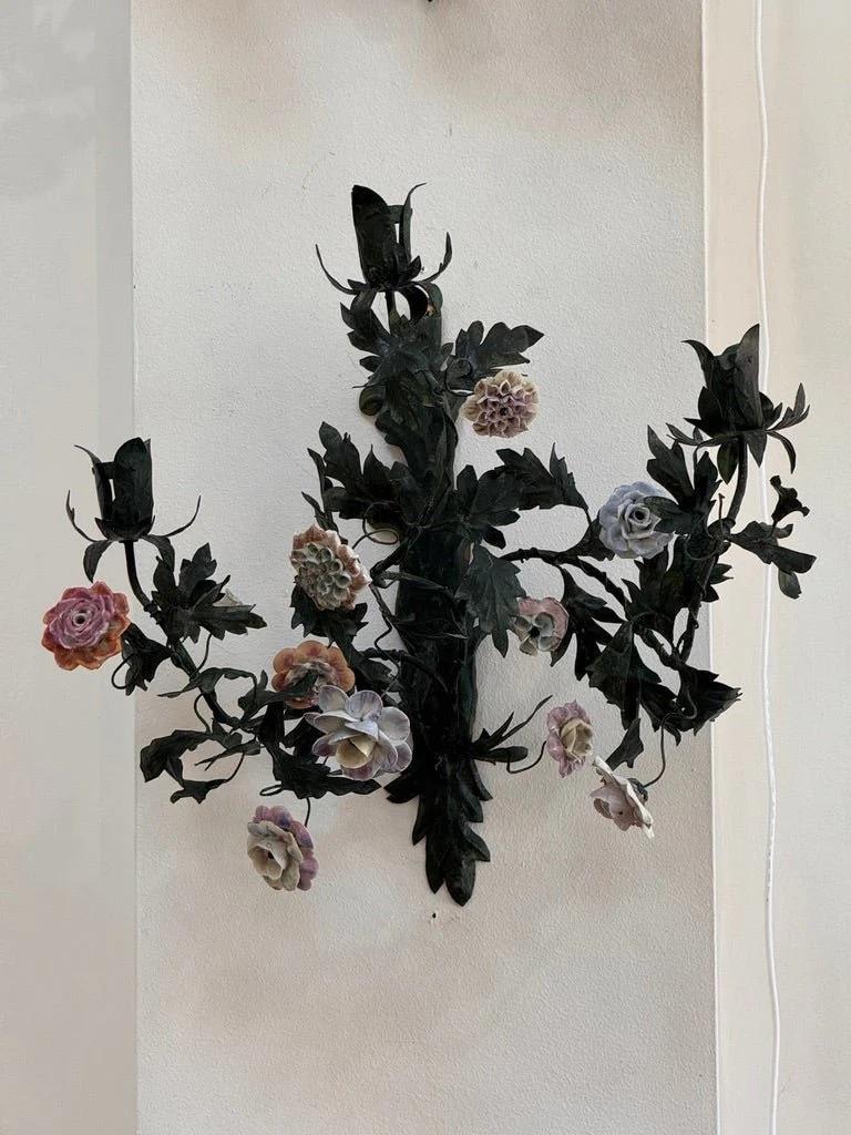 Pair of 19th Century French tole sconces en Bueno estado para la venta en Charlottesville, VA