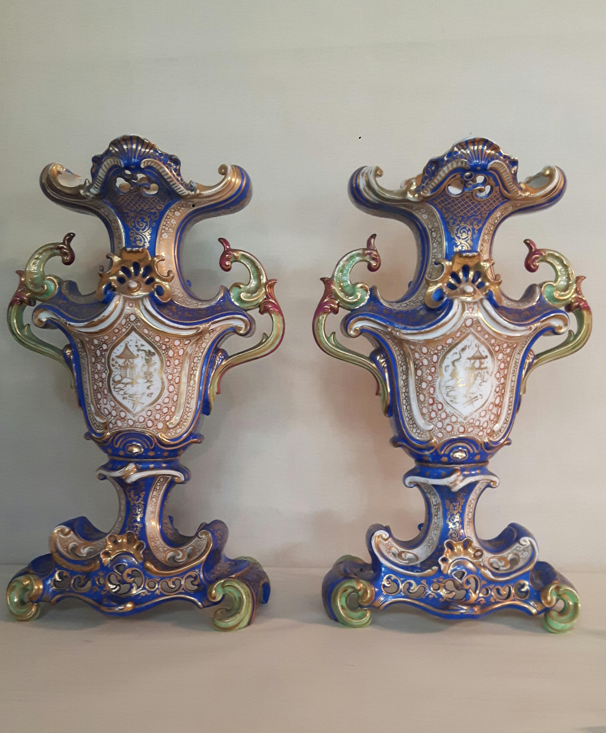 Ein feines Paar handbemalter Vasen im Jacob-Petit-Stil mit kaiserlich-chinesischen Szenen aus dem Leben am Hof. Die Rückseiten der Vasen sind aufwändig mit vergoldeten Chinoiserie-Motiven verziert.