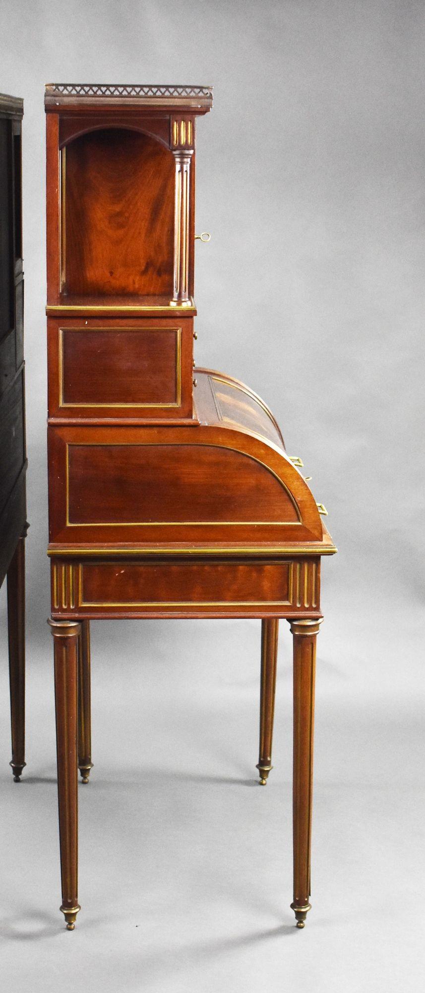 Coppia di scrivanie con piano a cilindro in Vernis Martin francese del XIX secolo in vendita 6
