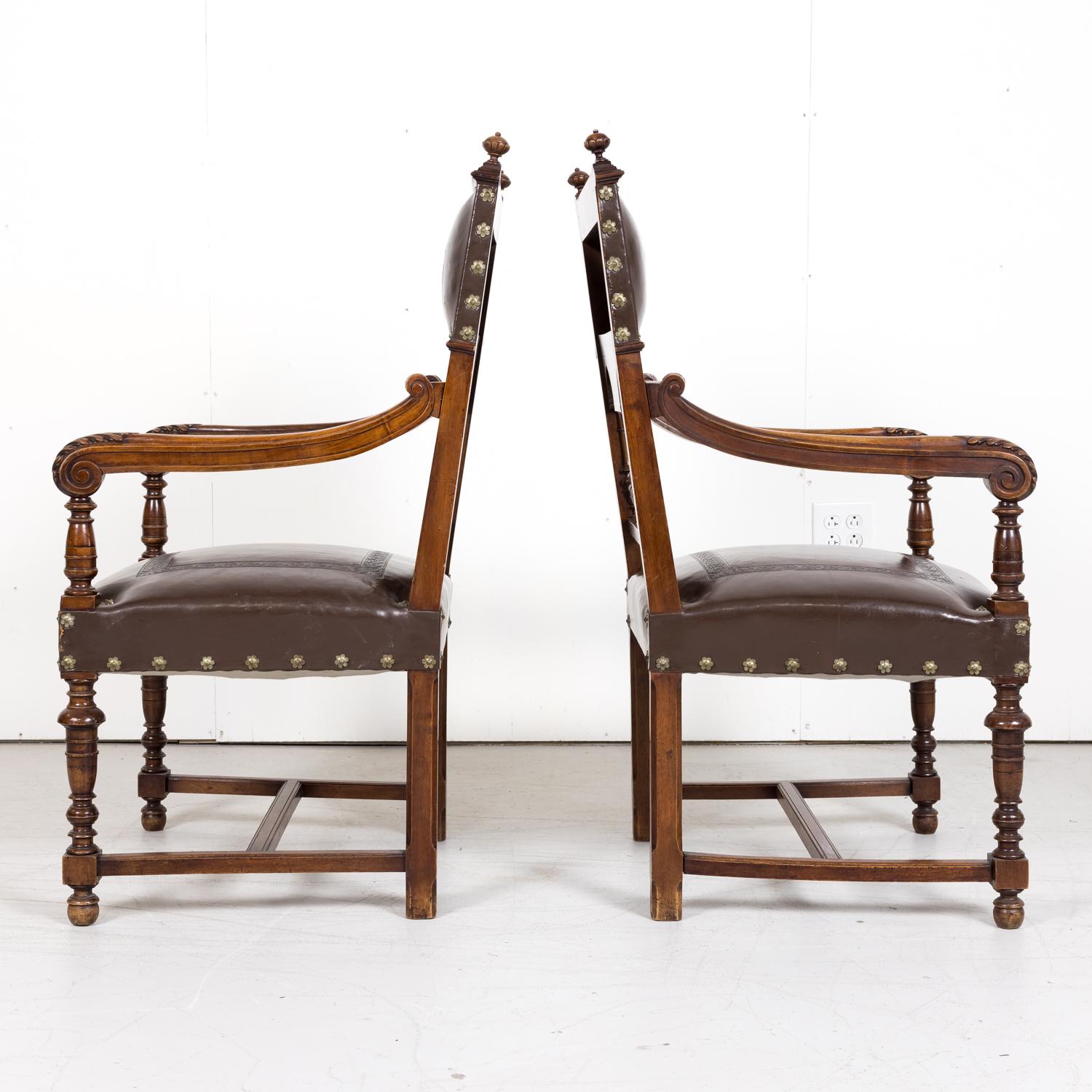 Paire de fauteuils français de style Henri II du XIXe siècle en noyer et cuir estampé 4
