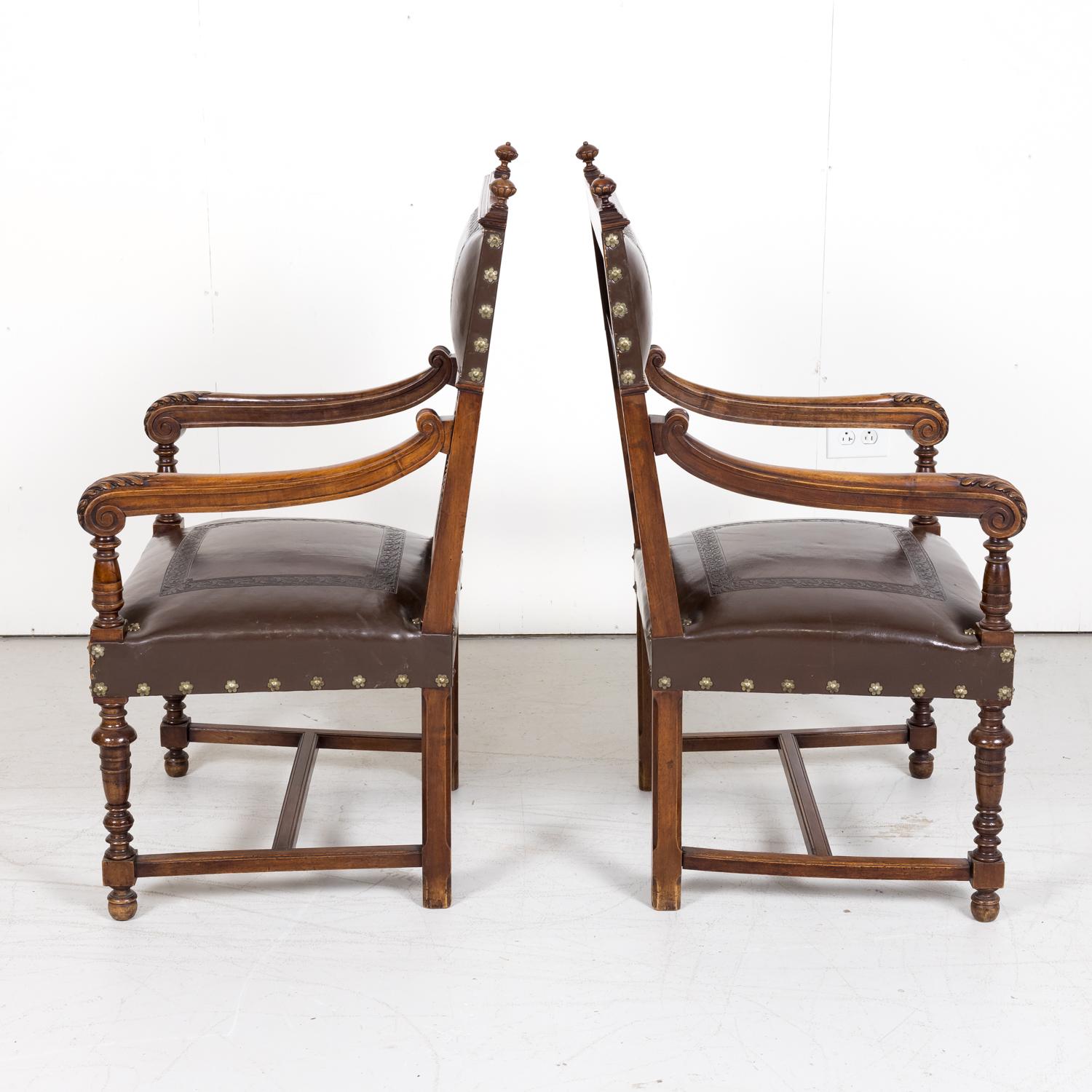 Paire de fauteuils français de style Henri II du XIXe siècle en noyer et cuir estampé 5