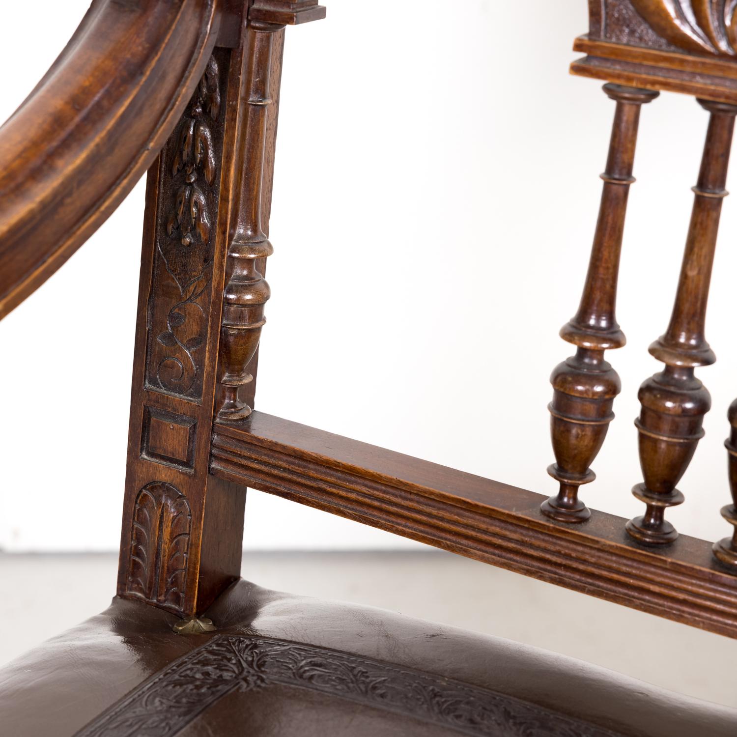 Paire de fauteuils français de style Henri II du XIXe siècle en noyer et cuir estampé 7