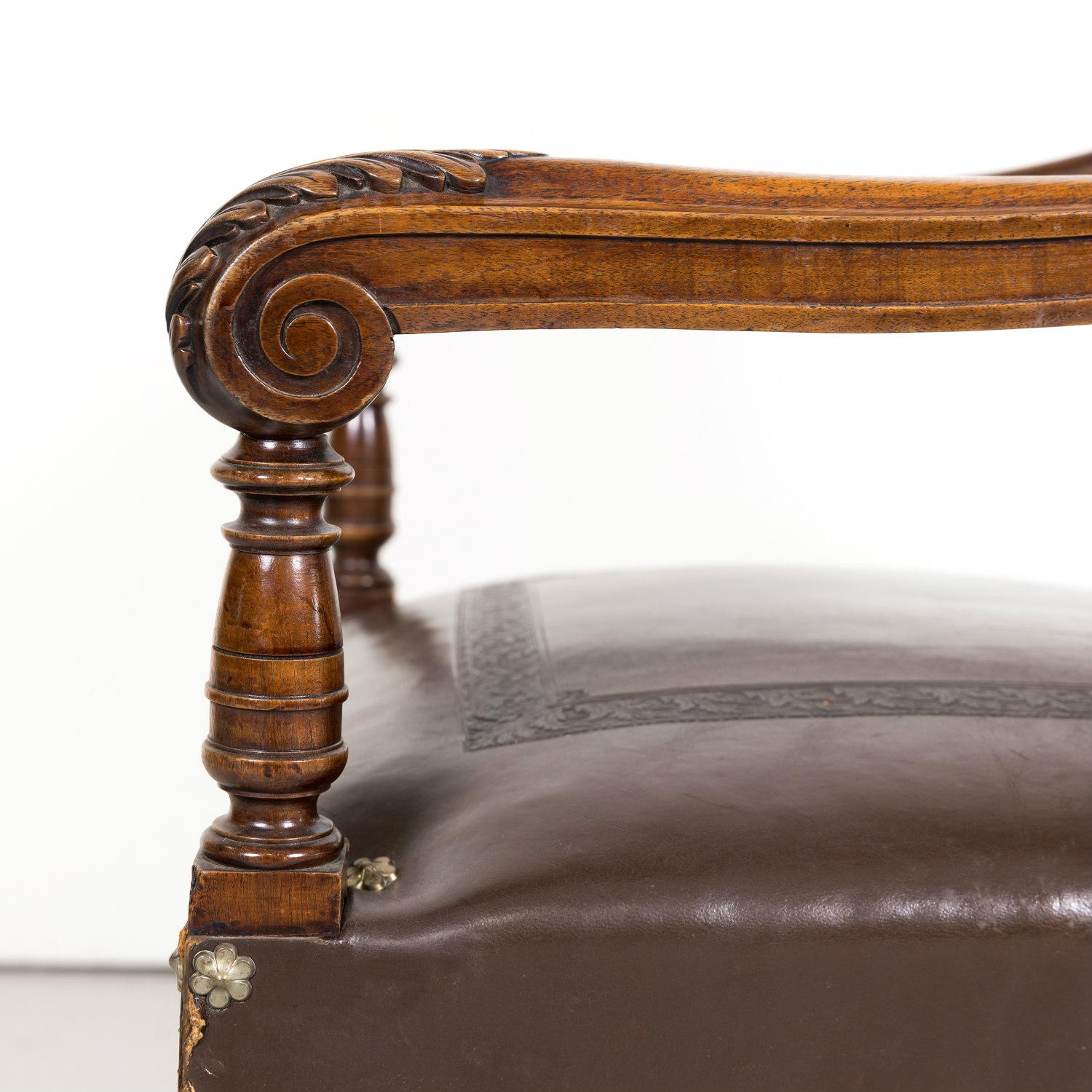 Paire de fauteuils français de style Henri II du XIXe siècle en noyer et cuir estampé 8