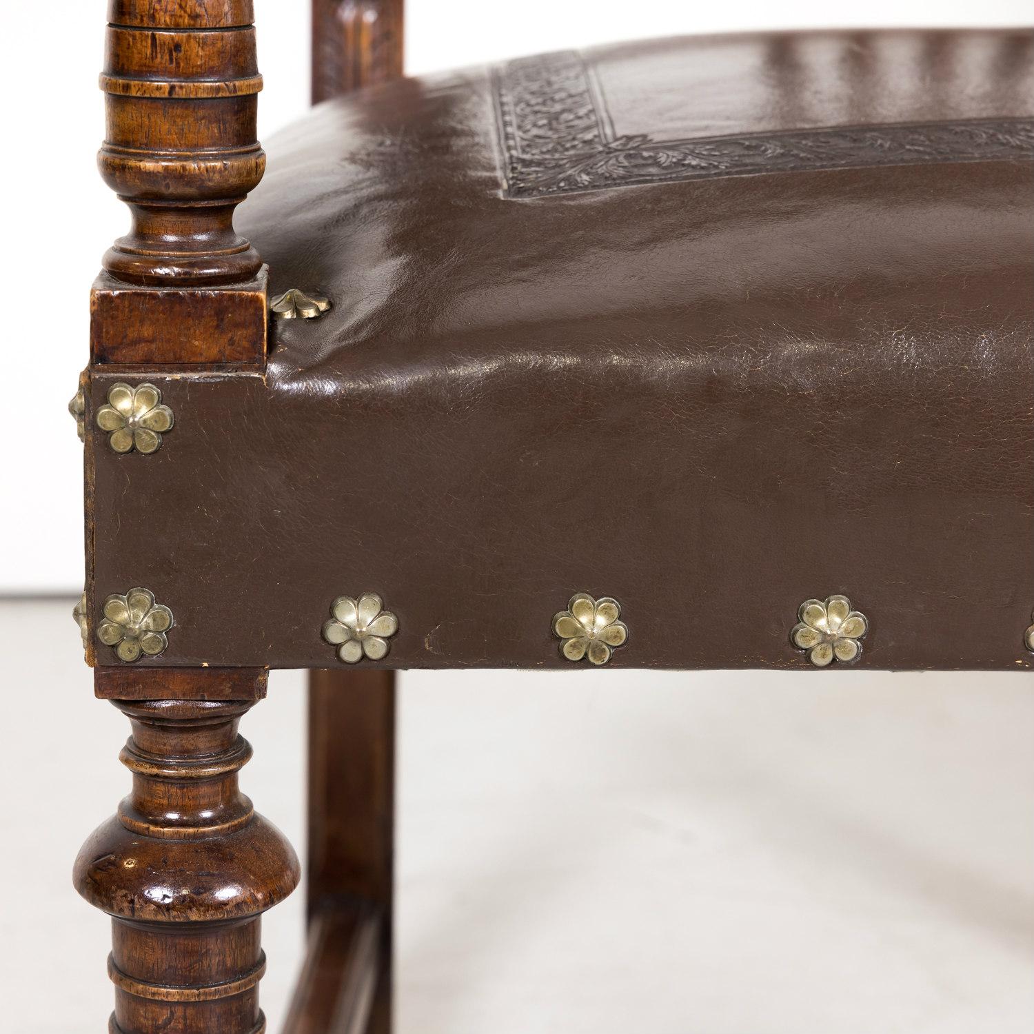 Paire de fauteuils français de style Henri II du XIXe siècle en noyer et cuir estampé 9