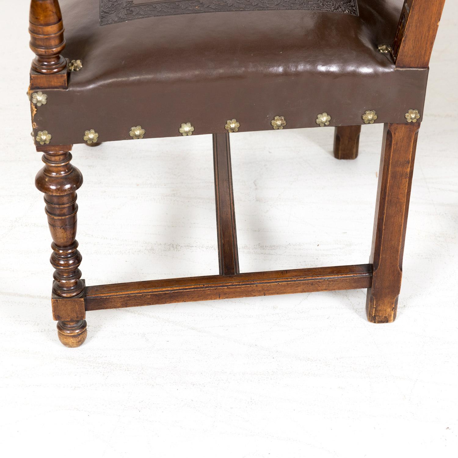 Paire de fauteuils français de style Henri II du XIXe siècle en noyer et cuir estampé 10