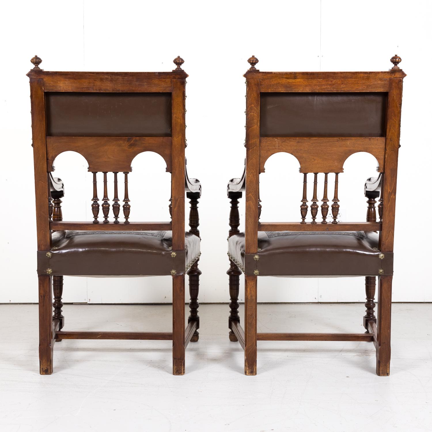 Paire de fauteuils français de style Henri II du XIXe siècle en noyer et cuir estampé 11