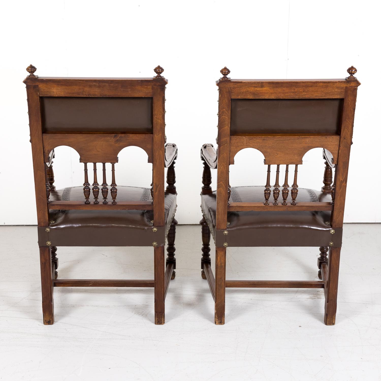 Paire de fauteuils français de style Henri II du XIXe siècle en noyer et cuir estampé 12