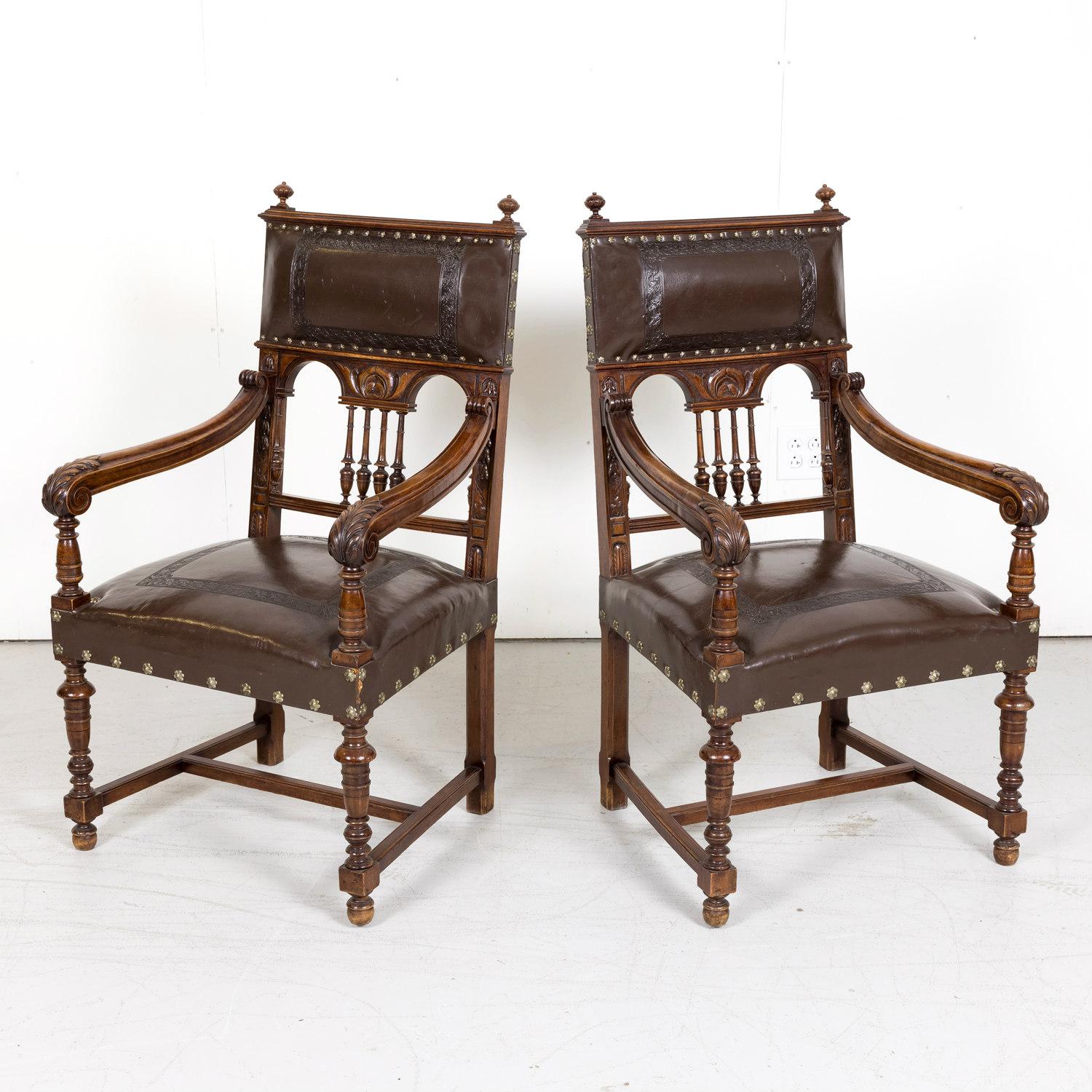 Magnifique paire de fauteuils en cuir HENRYCA du XIXe siècle, fabriqués à la main à Perpignan, une ville française située près de la frontière espagnole et de la côte méditerranéenne, en noyer massif, avec des sièges et des dossiers en cuir estampé