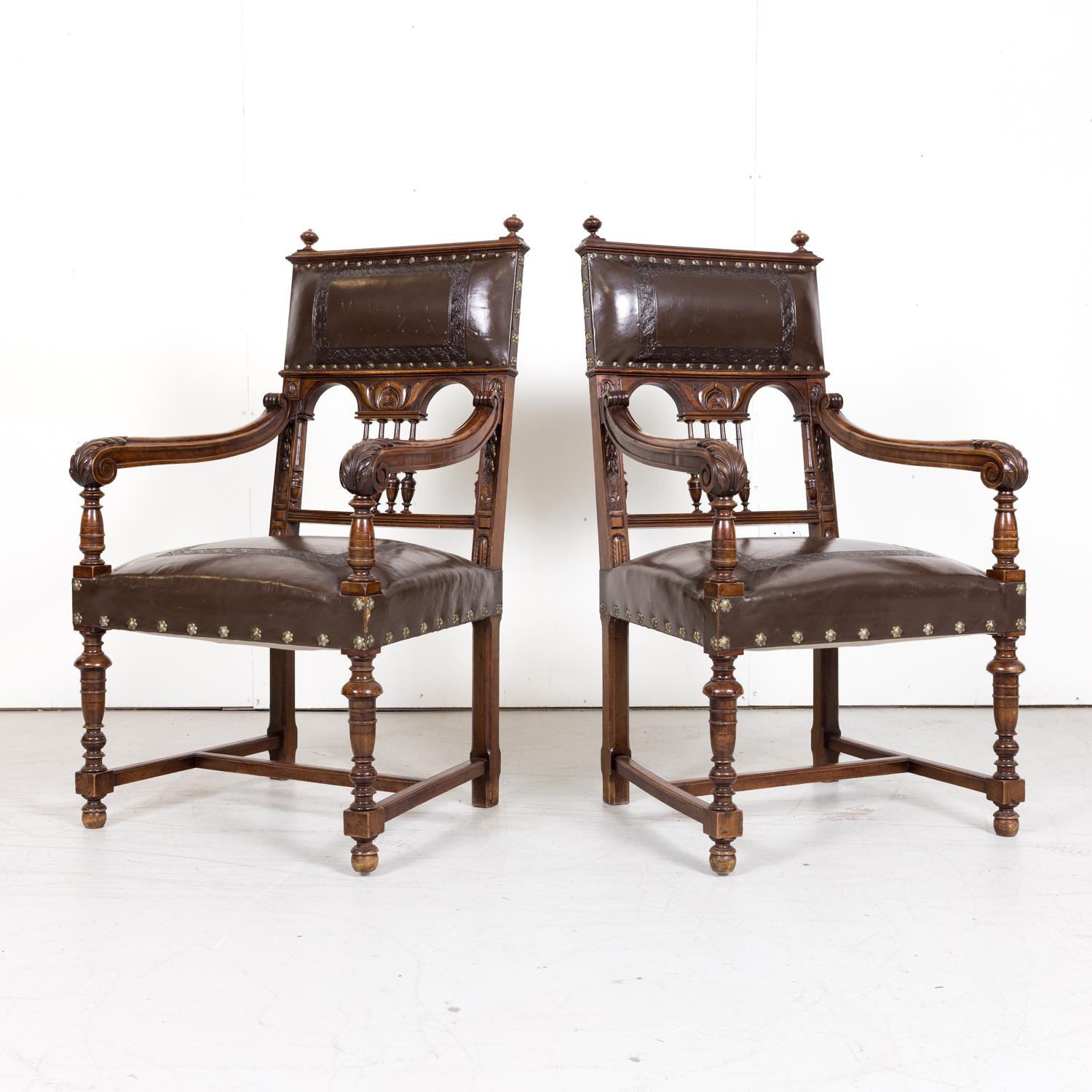 Néo-Renaissance Paire de fauteuils français de style Henri II du XIXe siècle en noyer et cuir estampé