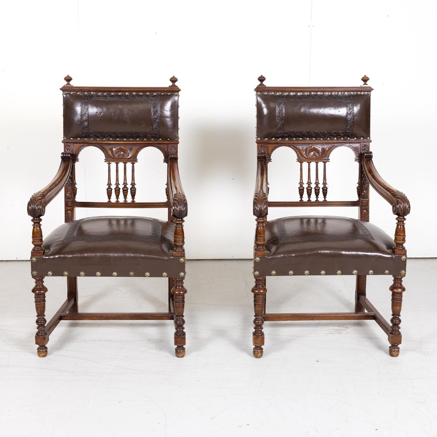 Paire de fauteuils français de style Henri II du XIXe siècle en noyer et cuir estampé Bon état à Birmingham, AL