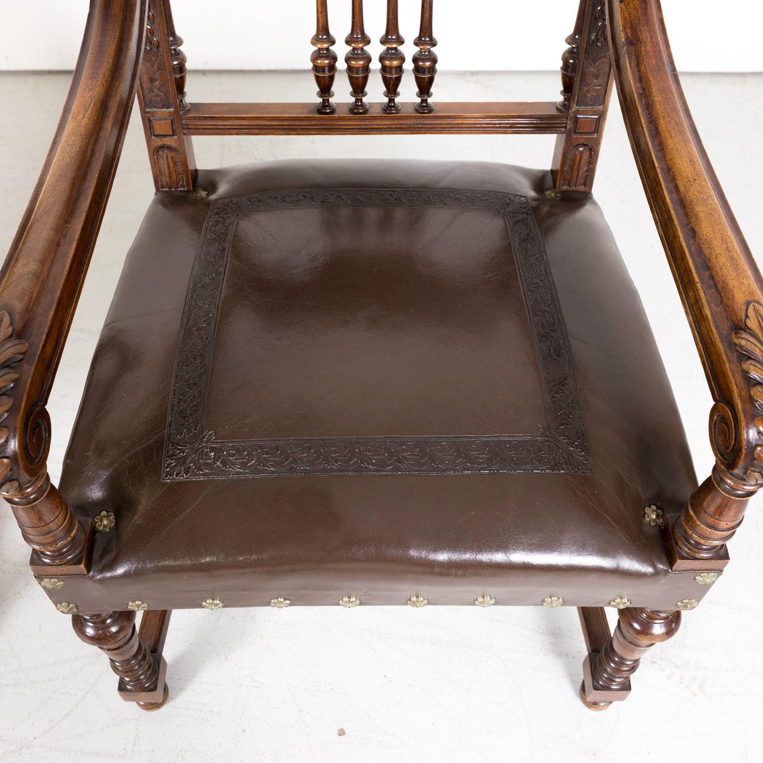 Paire de fauteuils français de style Henri II du XIXe siècle en noyer et cuir estampé 1