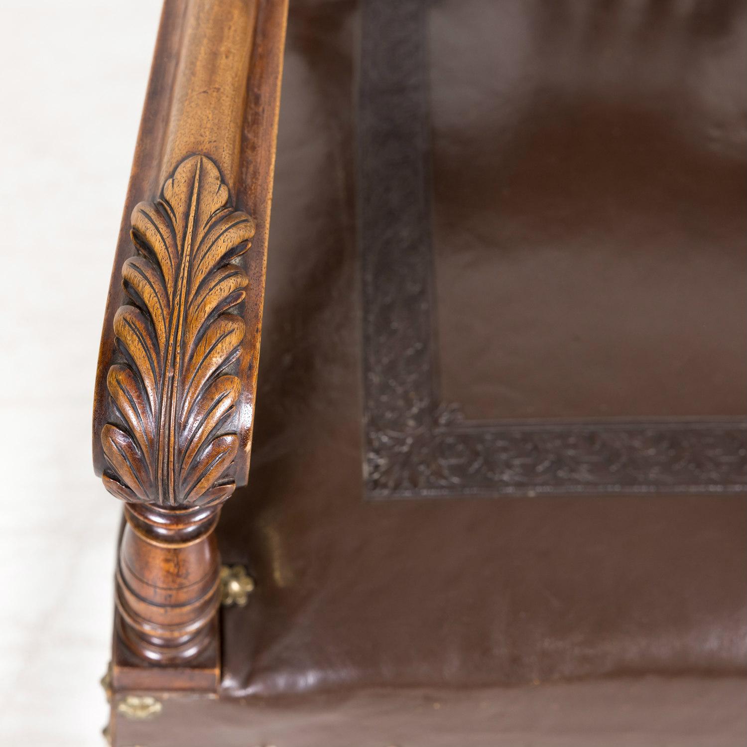 Paire de fauteuils français de style Henri II du XIXe siècle en noyer et cuir estampé 2