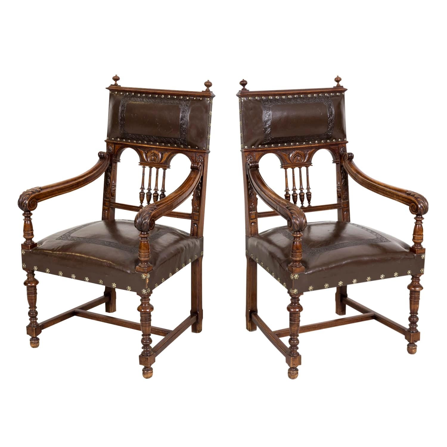 Paire de fauteuils français de style Henri II du XIXe siècle en noyer et cuir estampé