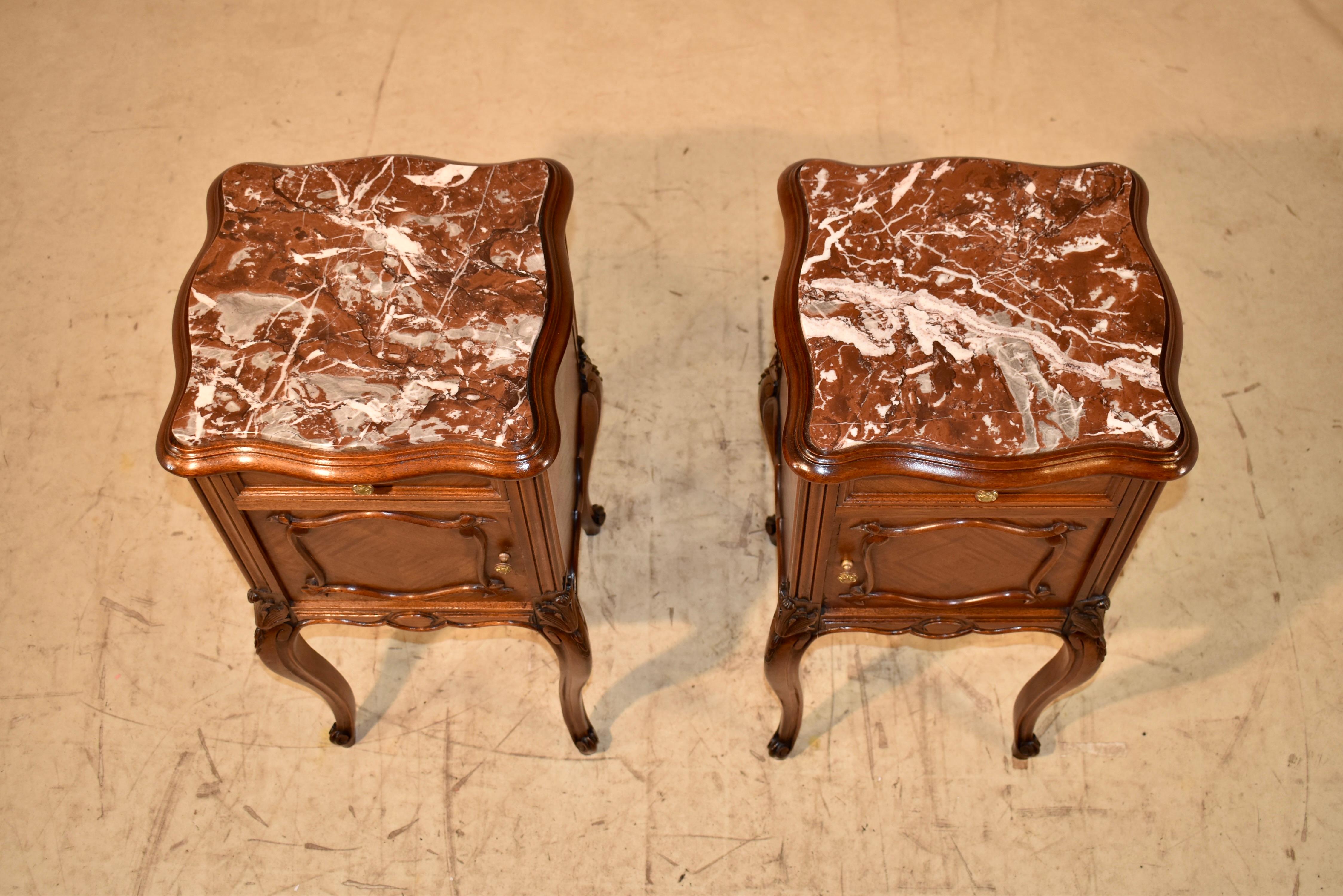 Pair of 19th Century French Walnut Bedsides For Sale 1