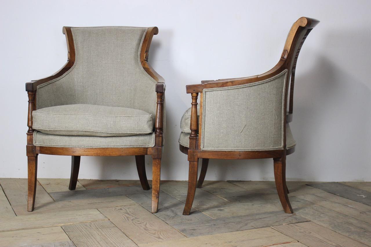 Pair of 19th Century French Walnut Bergeres In Good Condition In Gloucestershire, GB