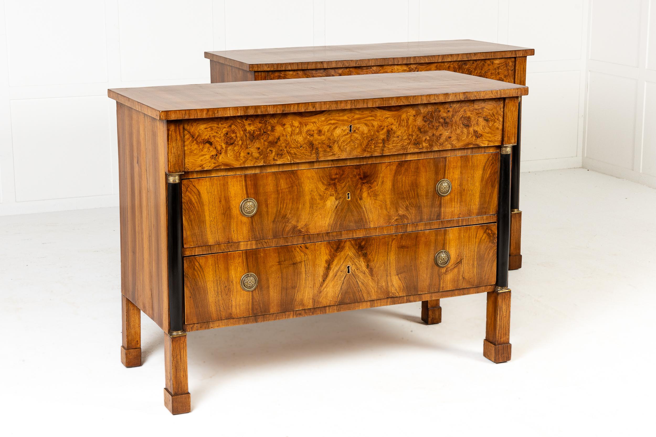 Una splendida coppia di commodes in noce francese del XIX secolo.

Questi attraenti commodes hanno una forma rettangolare, con il piano impiallacciato in noce fiammato, così come entrambi i lati. Ognuno di essi ha tre cassetti, di cui uno