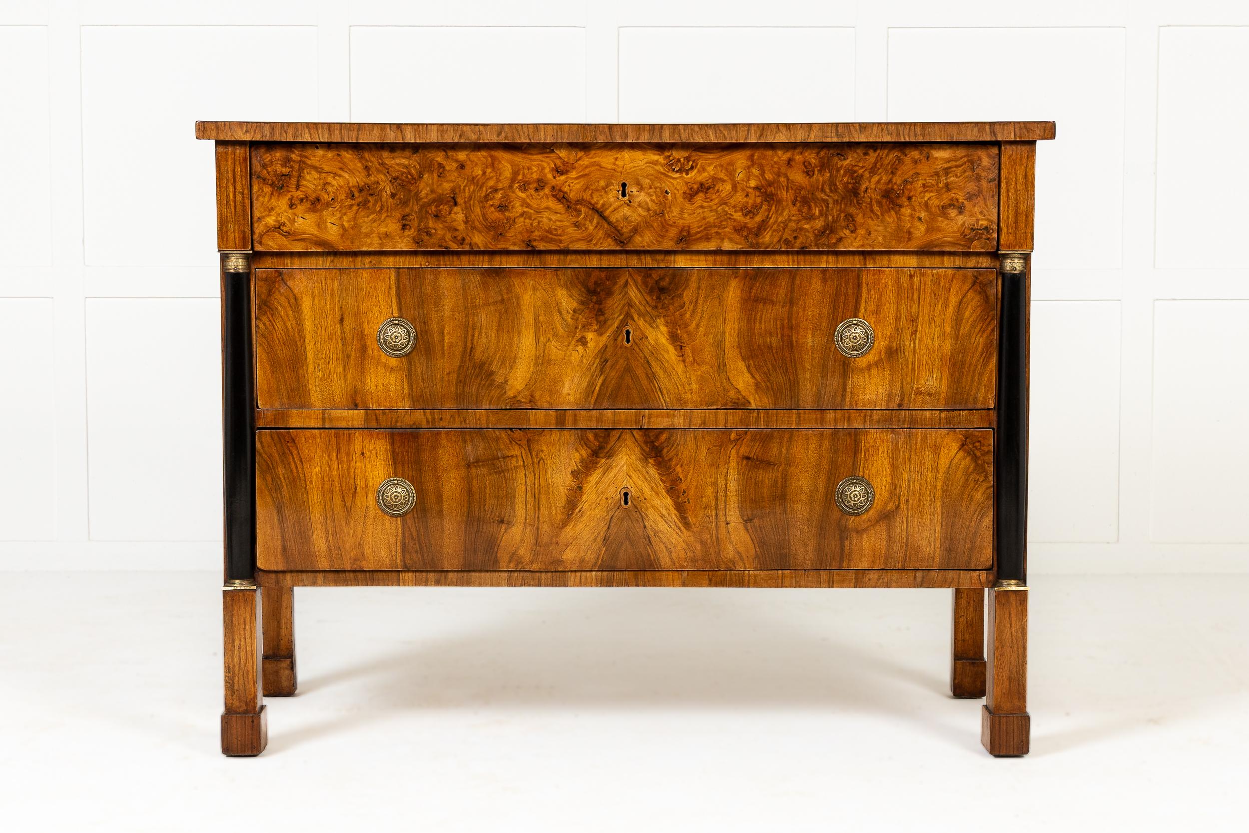 Noce Coppia di commodes in noce francese del XIX secolo in vendita