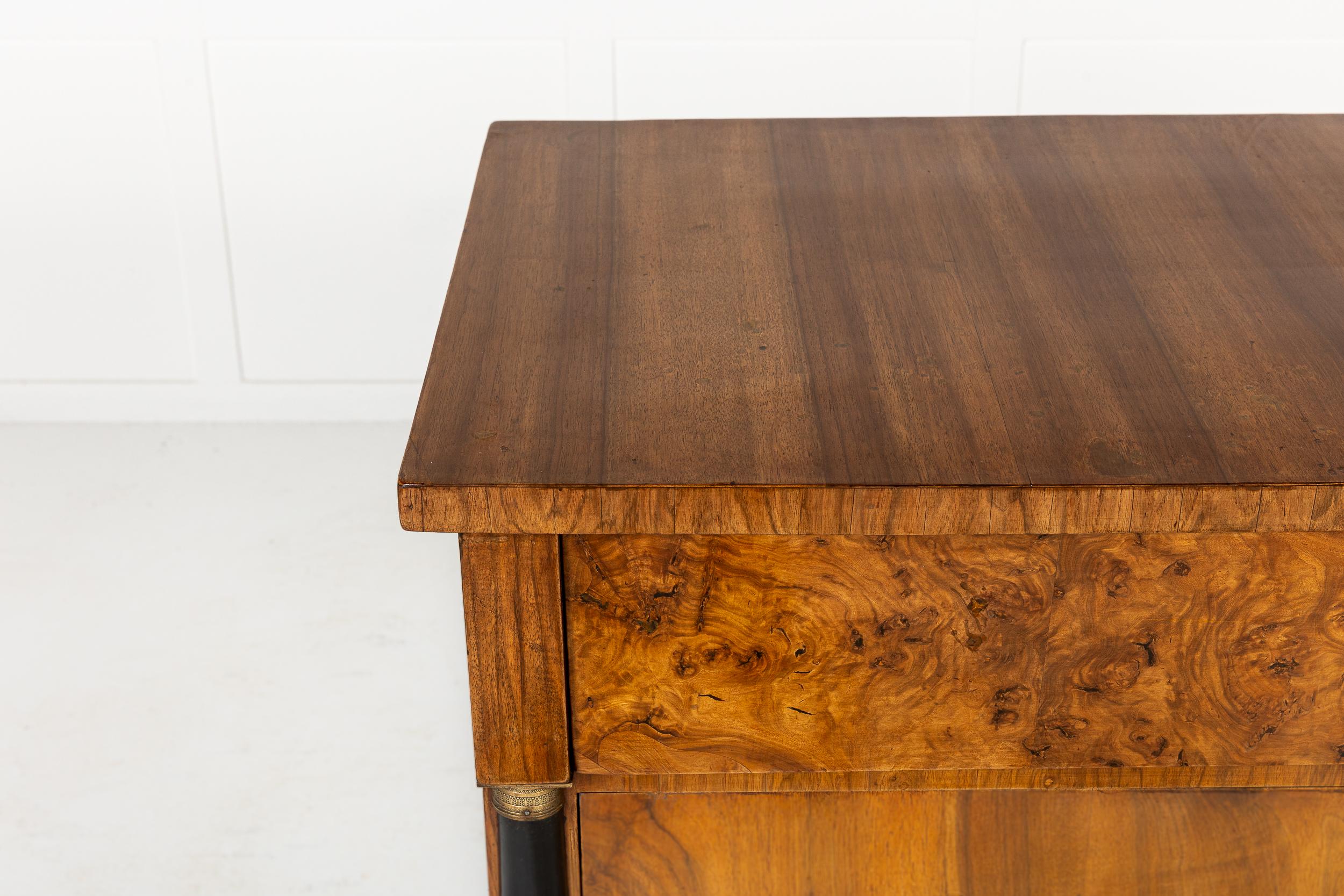 Coppia di commodes in noce francese del XIX secolo in vendita 2