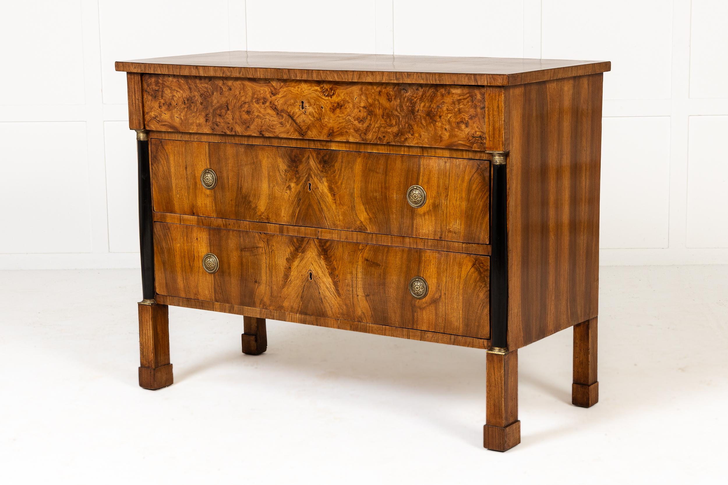 Coppia di commodes in noce francese del XIX secolo in vendita 3