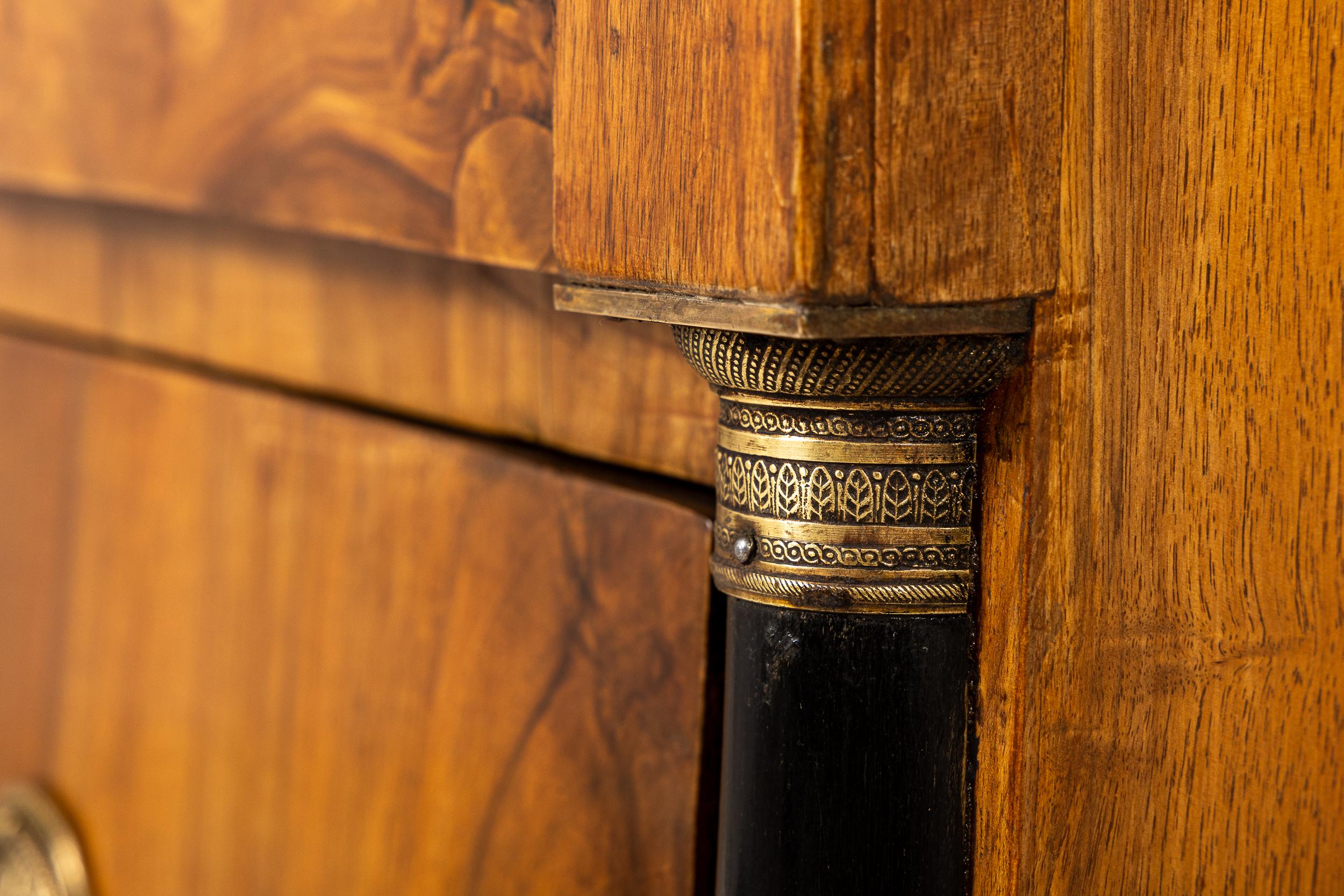Coppia di commodes in noce francese del XIX secolo in vendita 4
