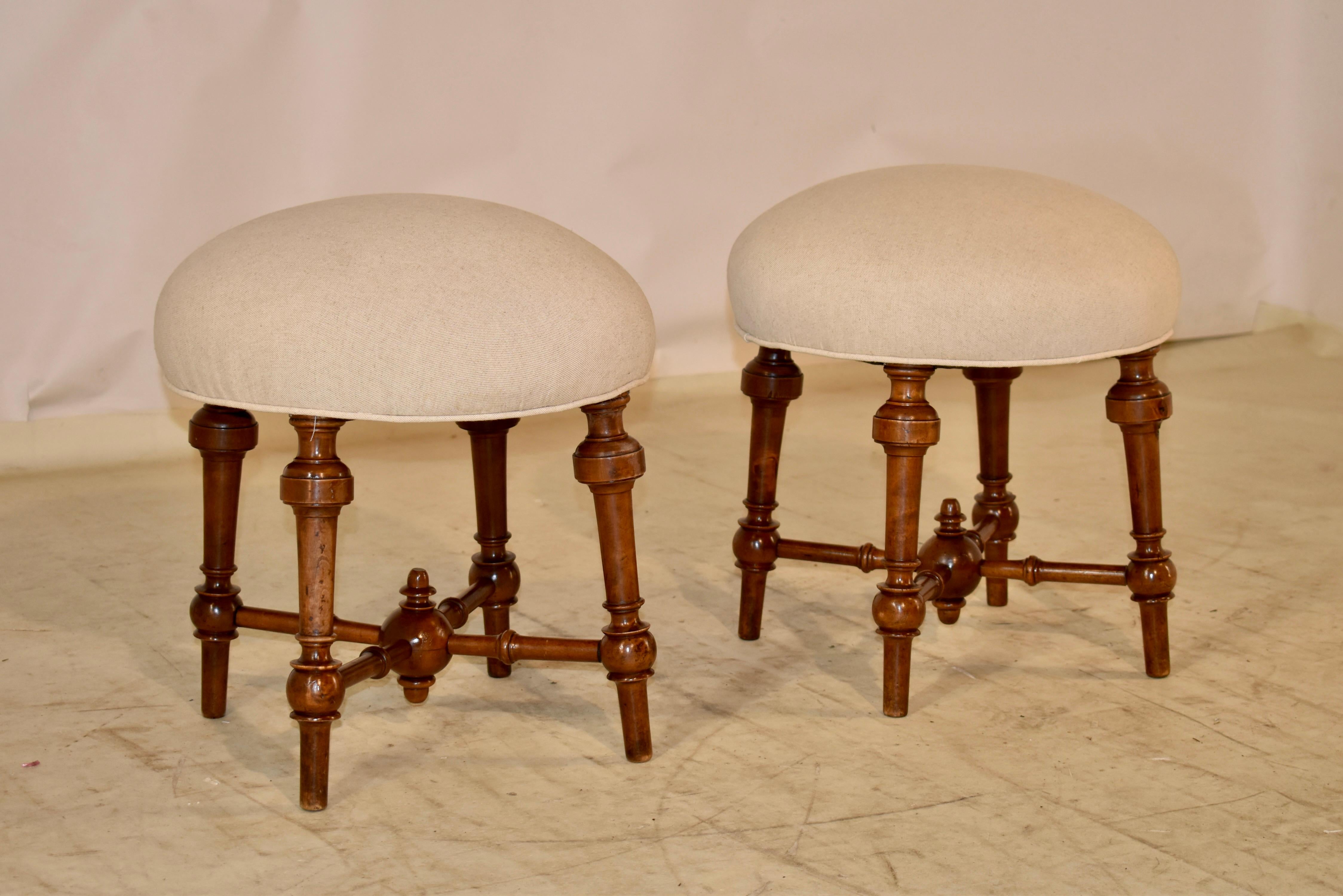 Turned Pair of 19th Century French Walnut Stools For Sale