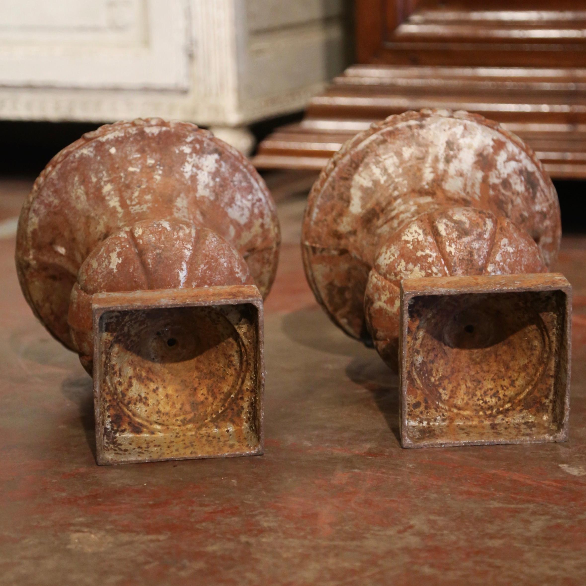 Paar französische Gartenurnen aus verwittertem Eisen in Campana-Form aus dem 19. Jahrhundert im Angebot 4
