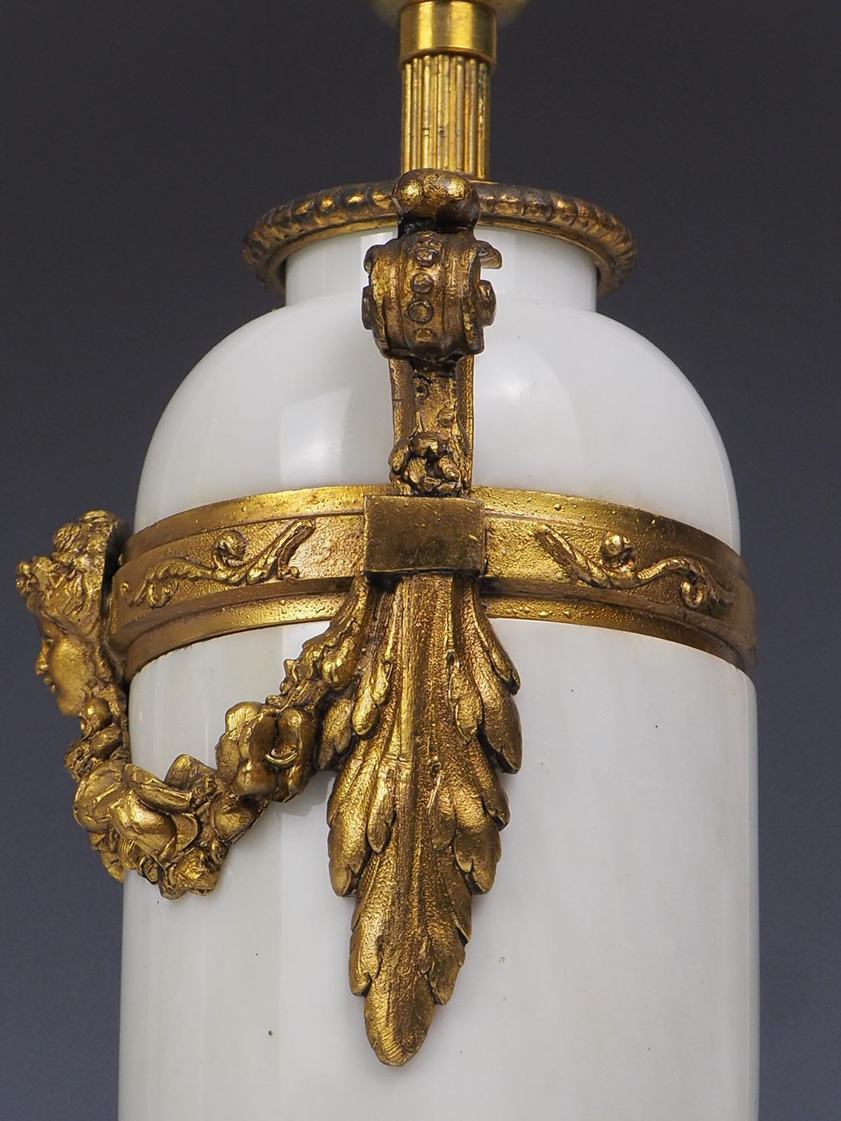 Paar französische Tischlampen aus weißem Marmor und vergoldetem Marmor des 19. Jahrhunderts im Angebot 6